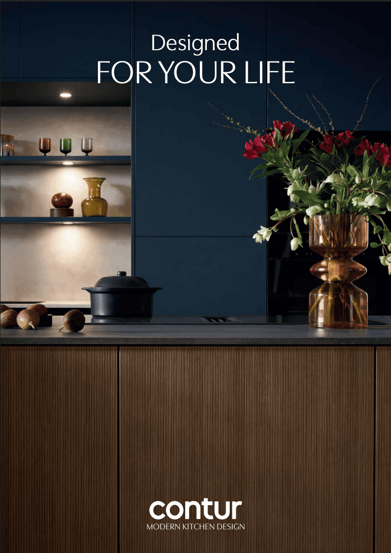 Prospekt-Titel contur „Designed for your life“ – dunkelblaue Küche mit geriffelten Holzfronten, beleuchteter Regalnische und Blumenstrauß
