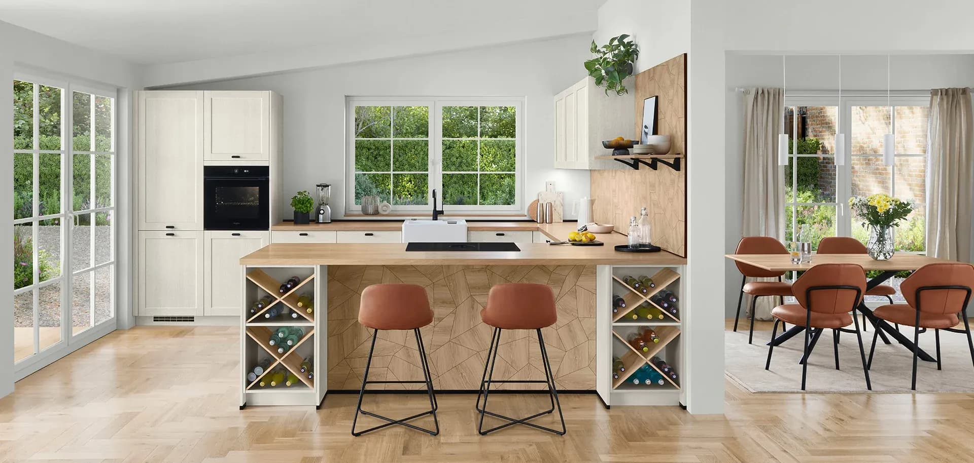 Moderne, helle Küche mit Insel, Holzregalen und großflächigen Fenstern, die gleichzeitig Wohnzimmer und Essbereich verbindet.