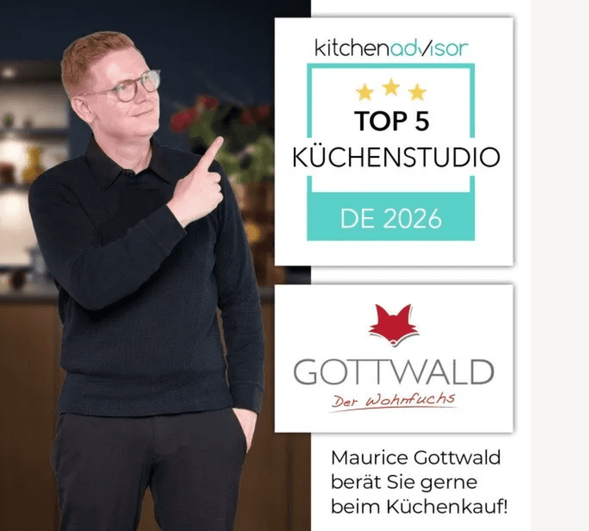 Maurice Gottwald zeigt auf das kitchenadvisor-Siegel „TOP 5 Küchenstudio DE 2026"