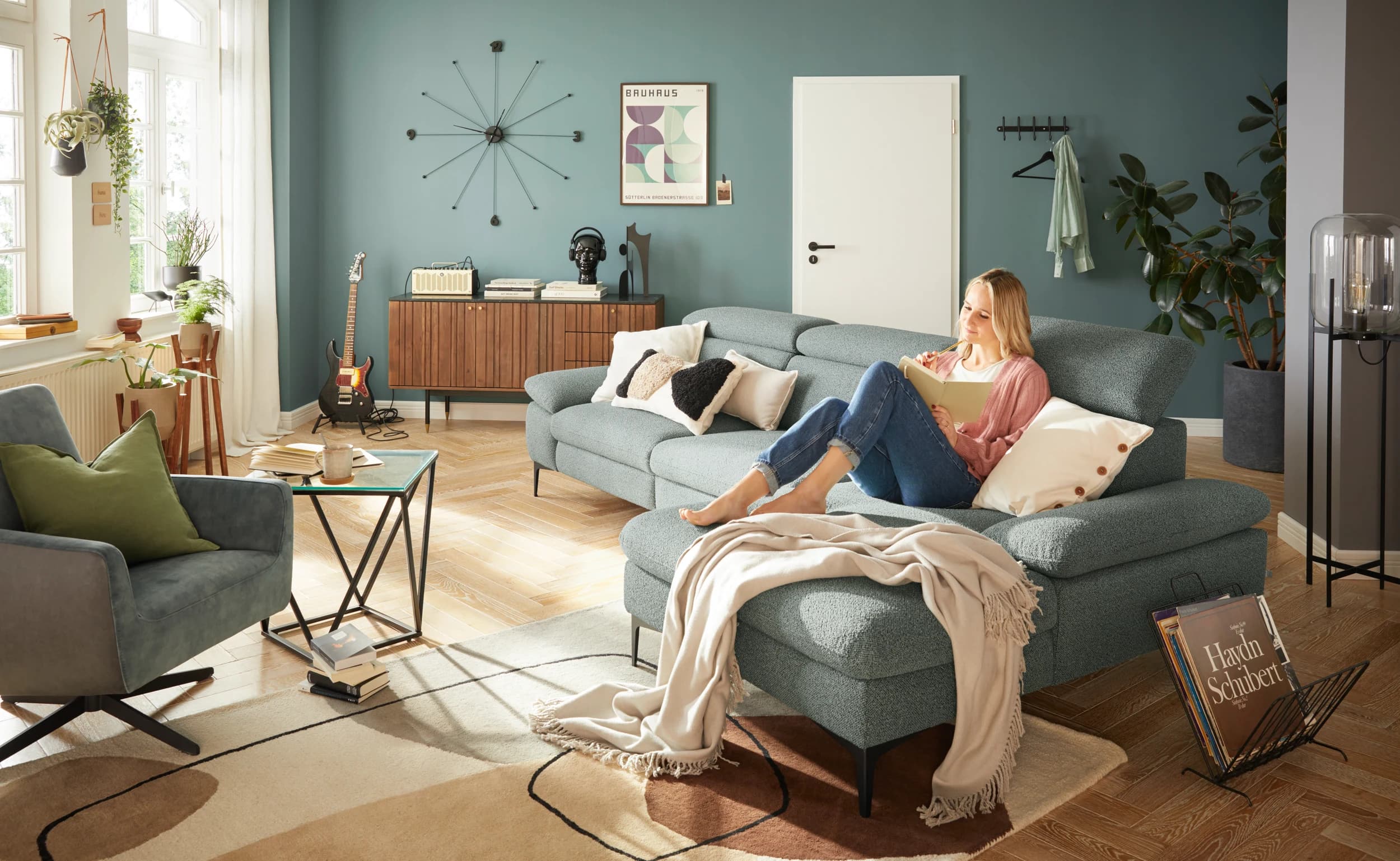 Ecksofa Felipa - 3-Sitzer mit Longchair rechts inkl. Relaxfunktion (motorisch), Armlehne und Kopfteil verstellbar, Stoff, Graugrün