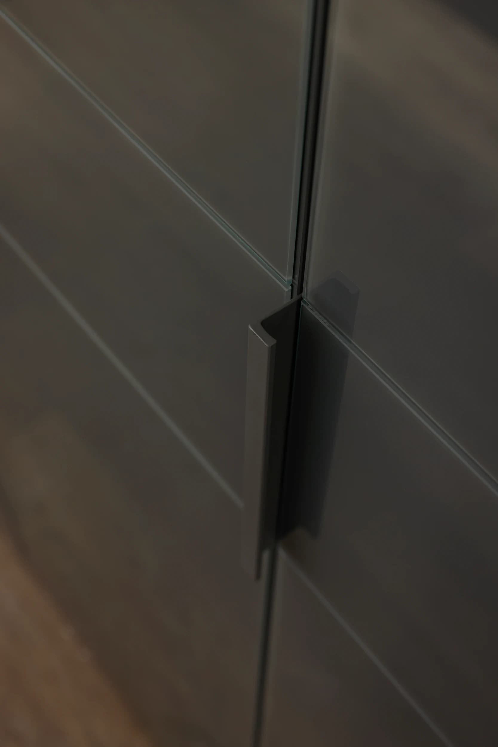 Drehtürenschrank - B. ca. 301 cm, Außentüren Wildeiche massiv mit Hirnholzeinlage massiv, Farbglas Graphit