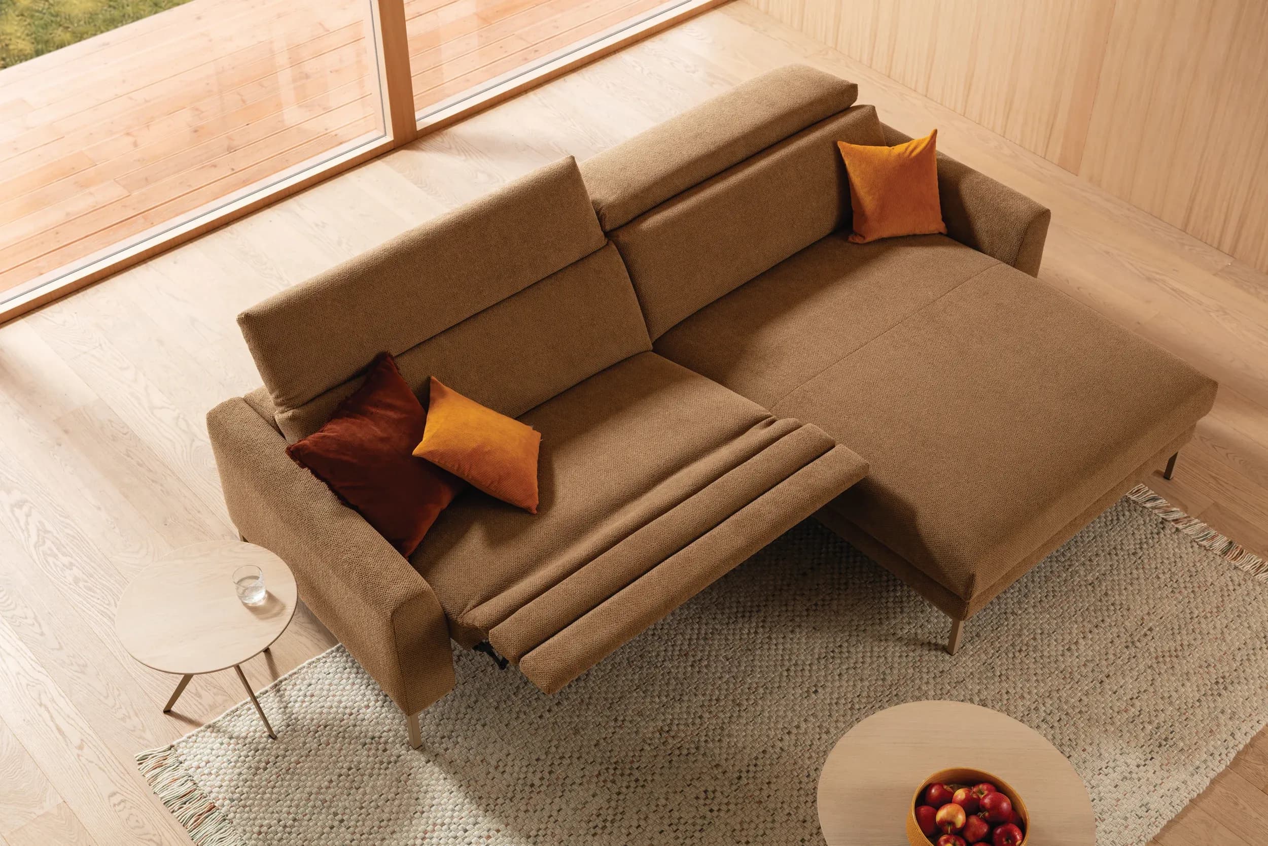 Sofa Braska - 1,75-Sitzer mit Longchair rechts, inkl. Relaxfunktion (motorisch) und Kopfstütze verstellbar, Stoff, Rauchbraun
