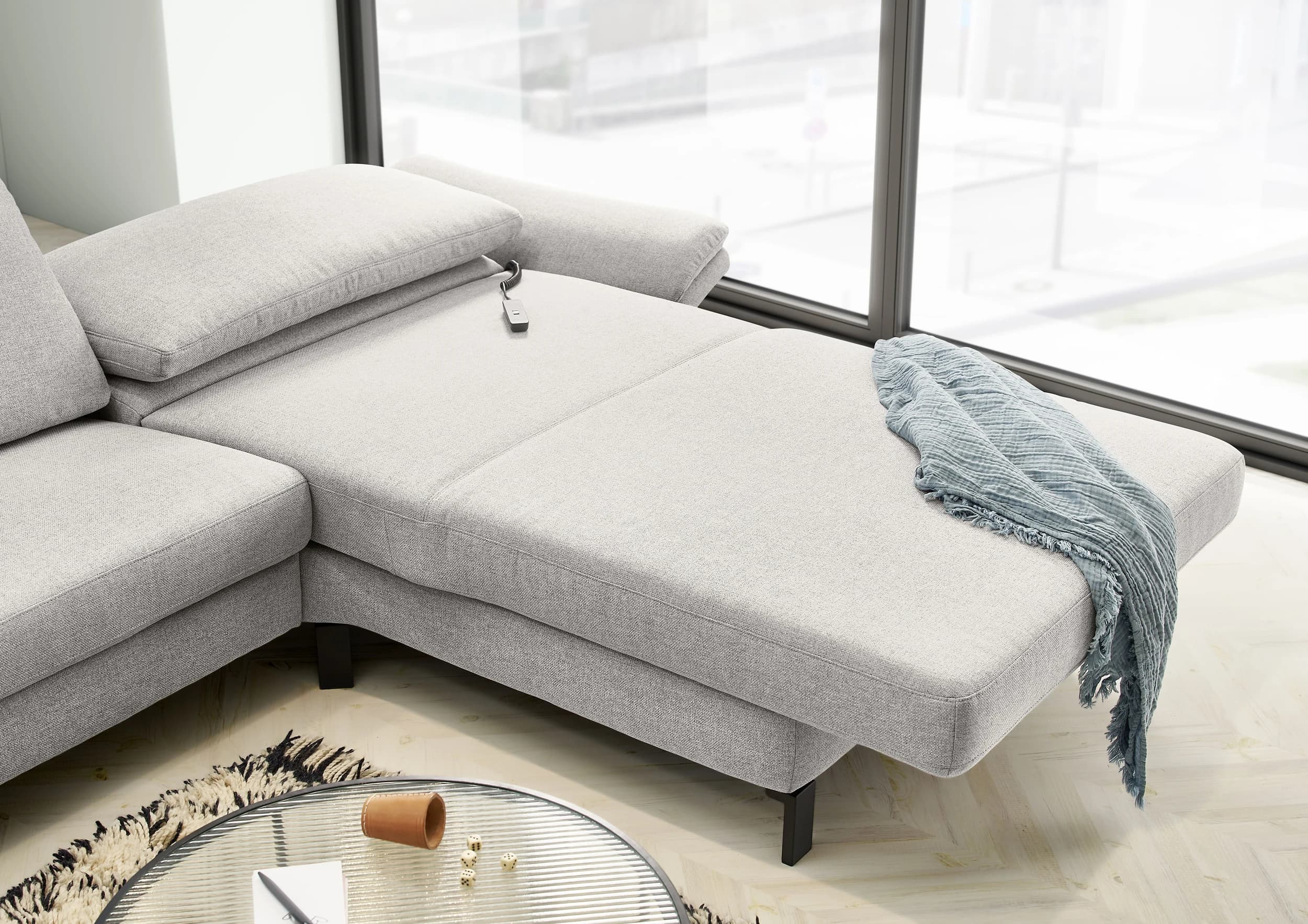 Ecksofa - 3-Sitzer mit Longchair rechts, Relaxfunktion motorisch, Stoff, Hellgrau