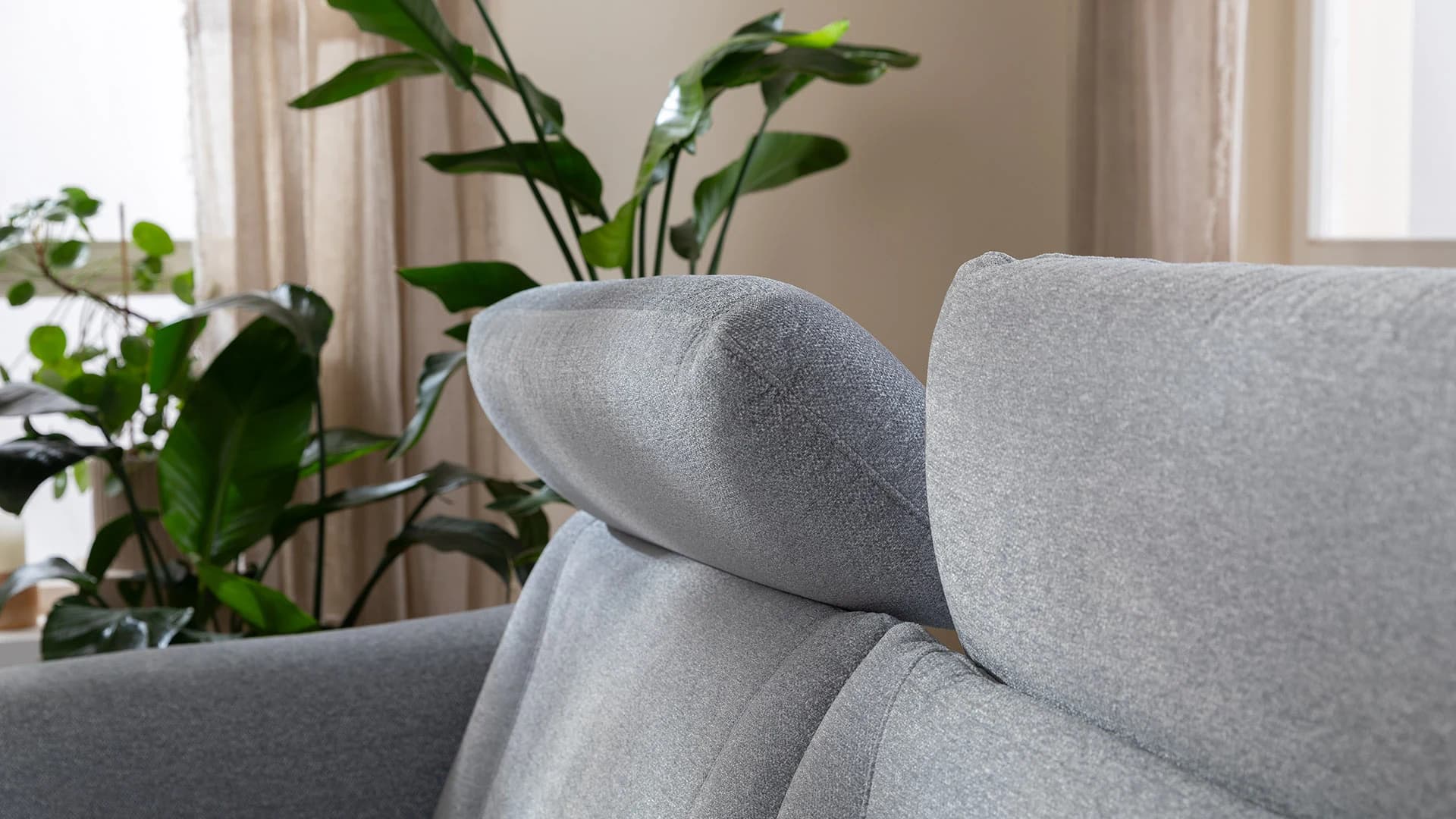 Sofa Nevin - 2,5-Sitzer inkl. Sitzvorzug (motorisch) und Kopfpolsterverstellung, Stoff, Silbergrau