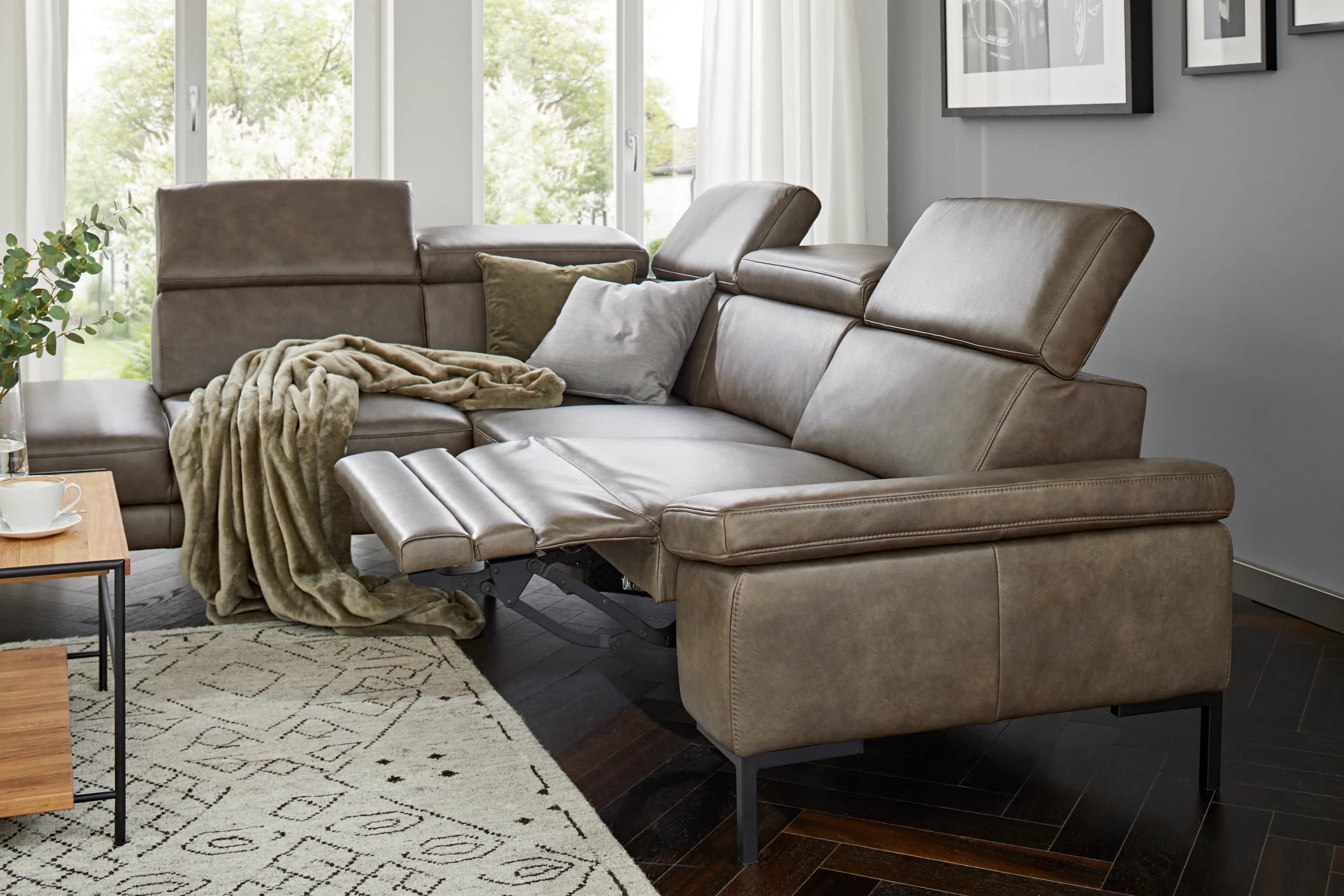 Ecksofa Hudson - Ecke links mit 2,5-Sitzer inkl. Kopfteil/Armlehne verstellbar und Sitzvorzug/Relaxfunktion (motorisch), Leder, Braungrün