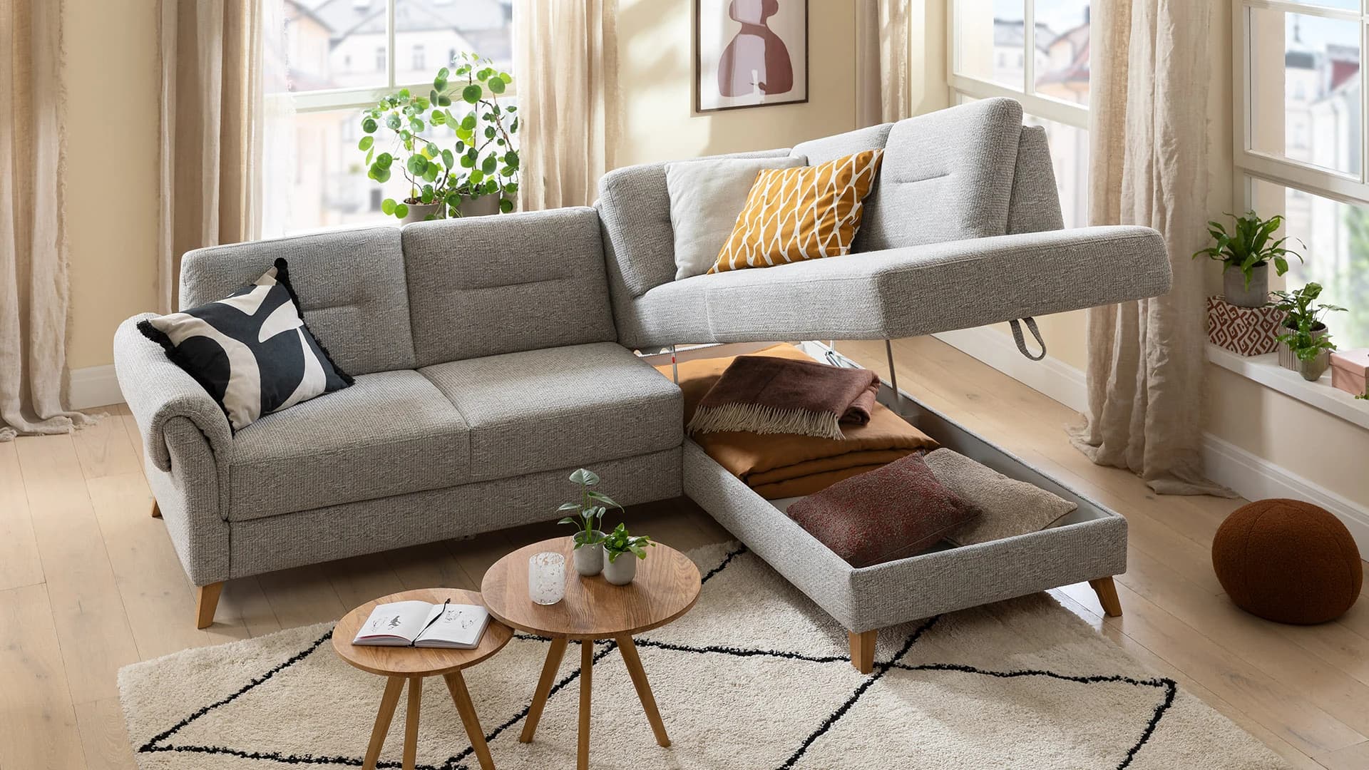 Ecksofa Almyra - 2,5-Sitzer mit Ottomane rechts, inkl. Schlaffunktion und Bettkasten, Stoff, Silbergrau