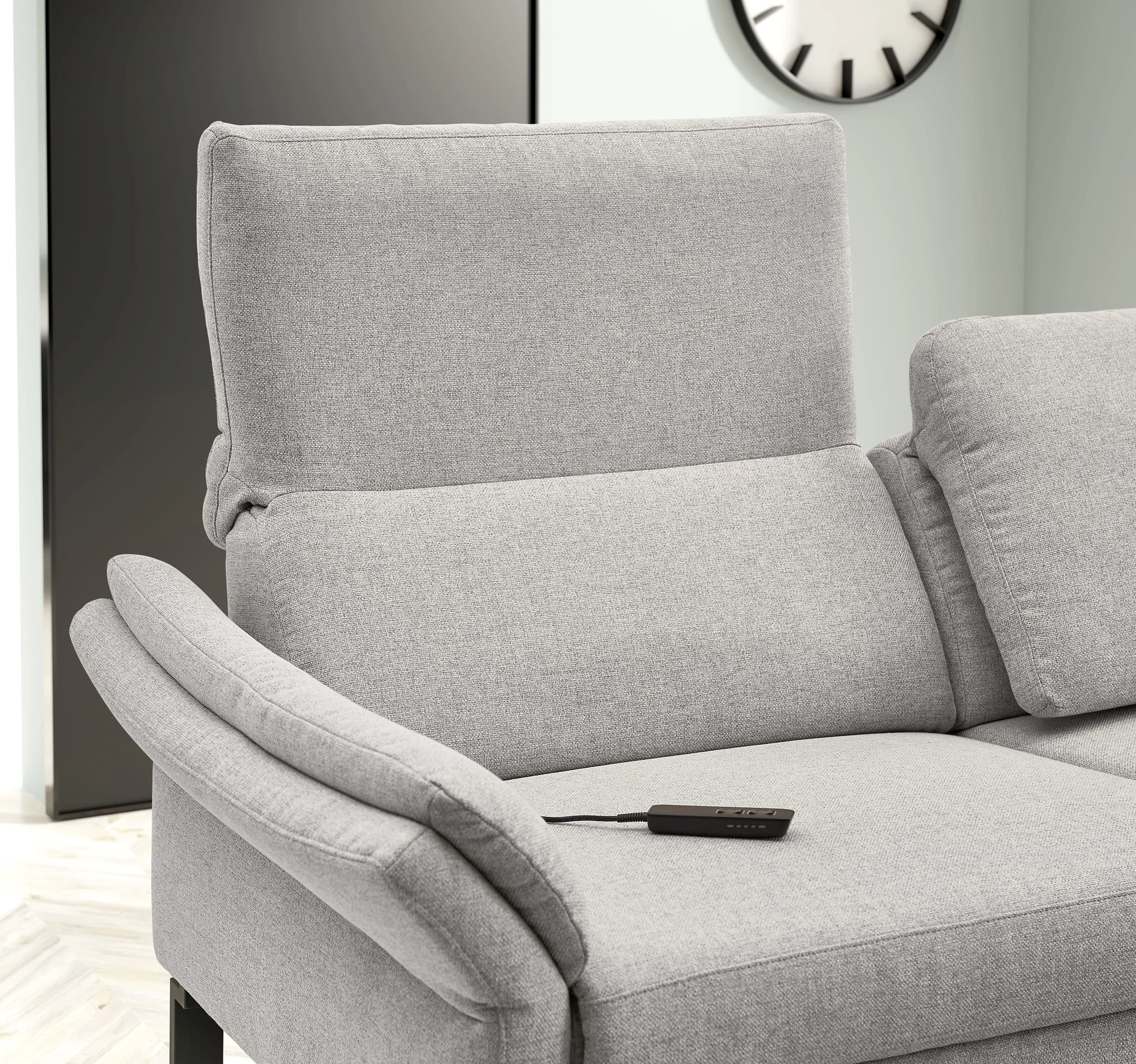 Ecksofa - 3-Sitzer mit Longchair rechts, Relaxfunktion motorisch, Stoff, Hellgrau