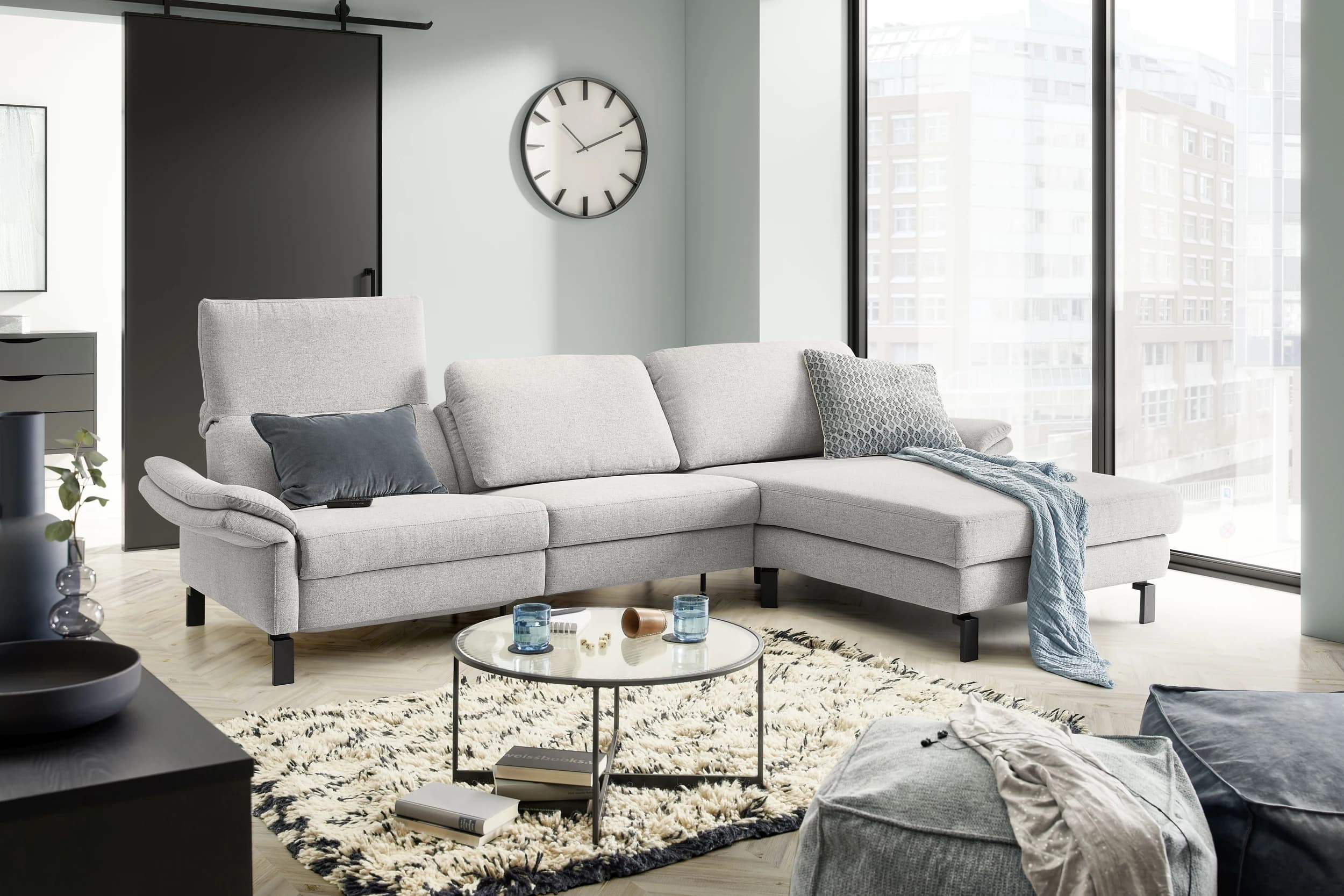 Ecksofa - 3-Sitzer mit Longchair rechts, Relaxfunktion motorisch, Stoff, Hellgrau