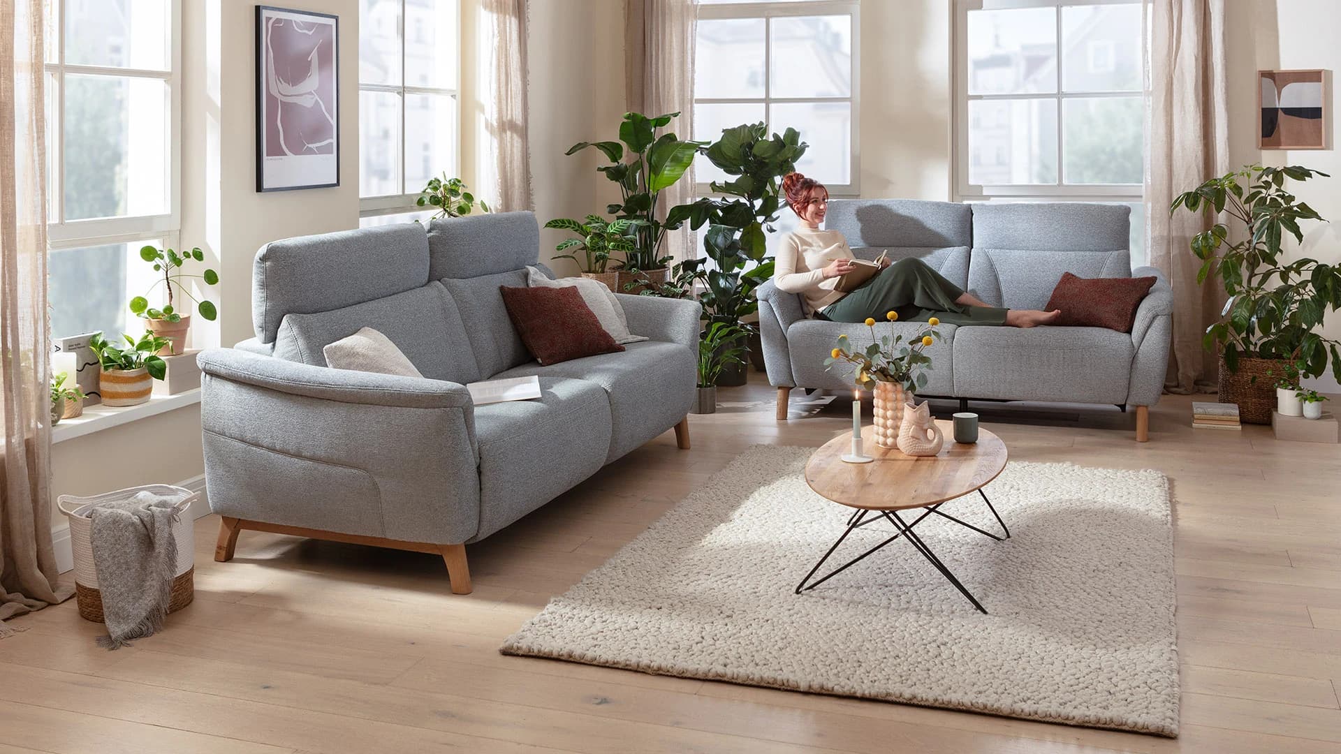 Sofa Nevin - 2,5-Sitzer inkl. Sitzvorzug (motorisch) und Kopfpolsterverstellung, Stoff, Silbergrau