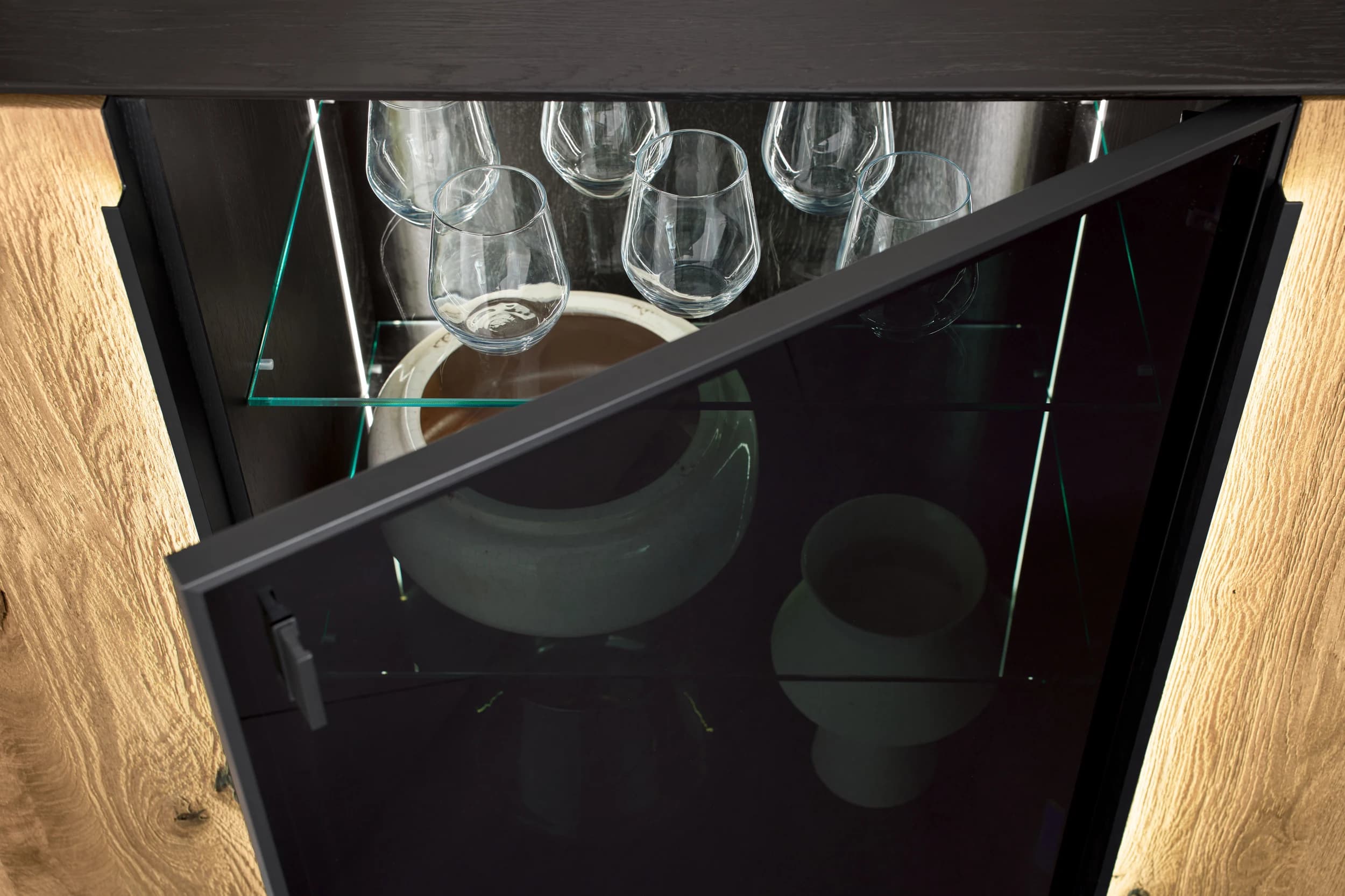 Highboard mit Beleuchtung - Asteiche massiv