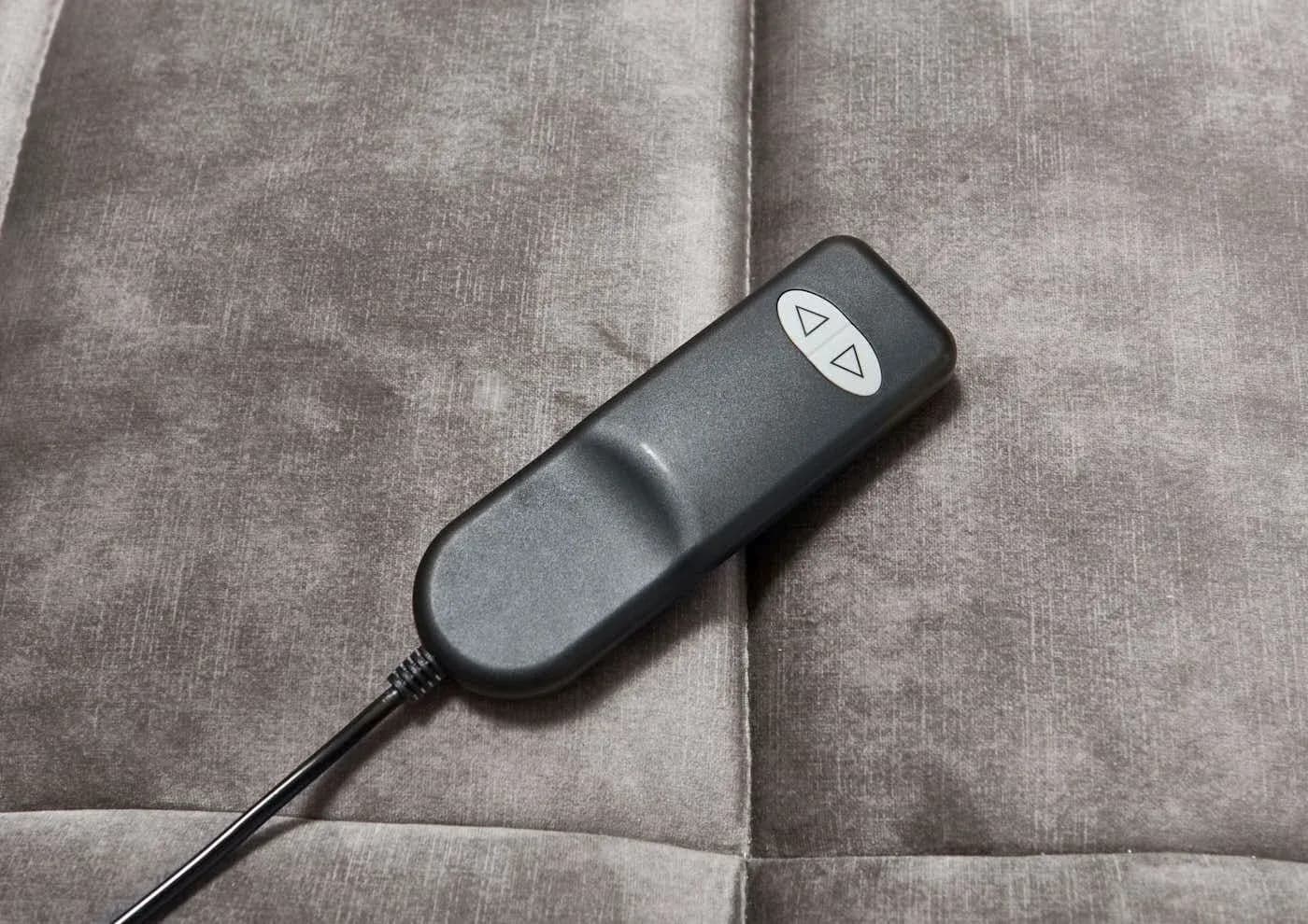 Ecksofa - Longchair links mit 3-Sitzer, Relaxfunktion (motorisch), Sitztiefe verstellaber (manuell),Velourstoff, Silbergrau
