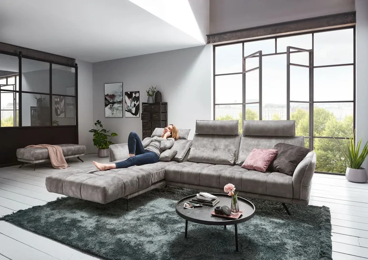 Ecksofa - Longchair links mit 3-Sitzer, Relaxfunktion (motorisch), Sitztiefe verstellaber (manuell),Velourstoff, Silbergrau