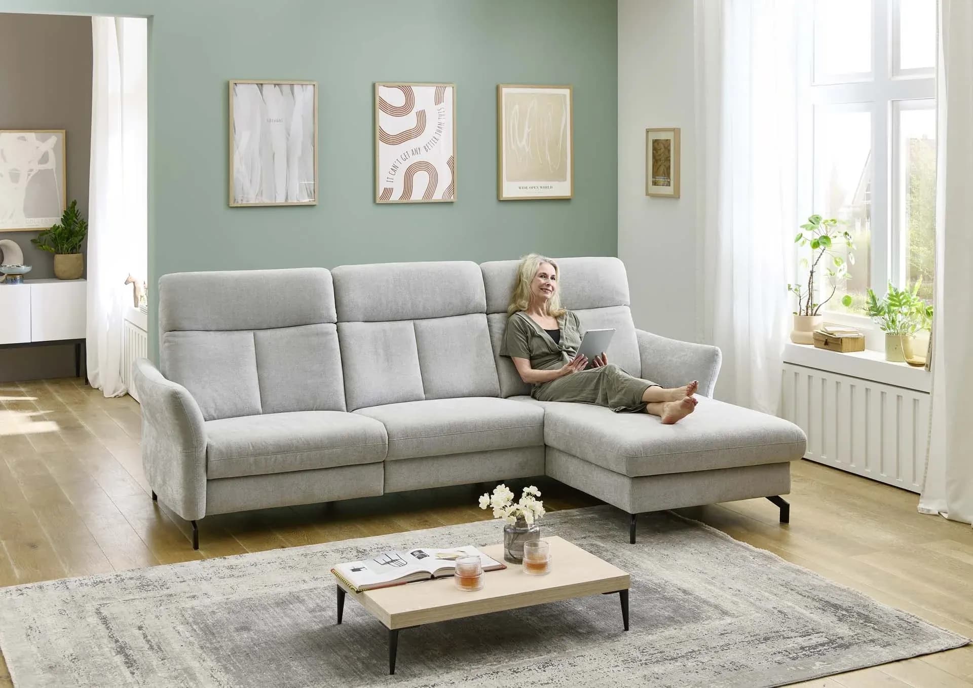 Ecksofa - 2-Sitzer mit Longchair rechts, Kopfteil verstellbar, Stoff, Silbergrau