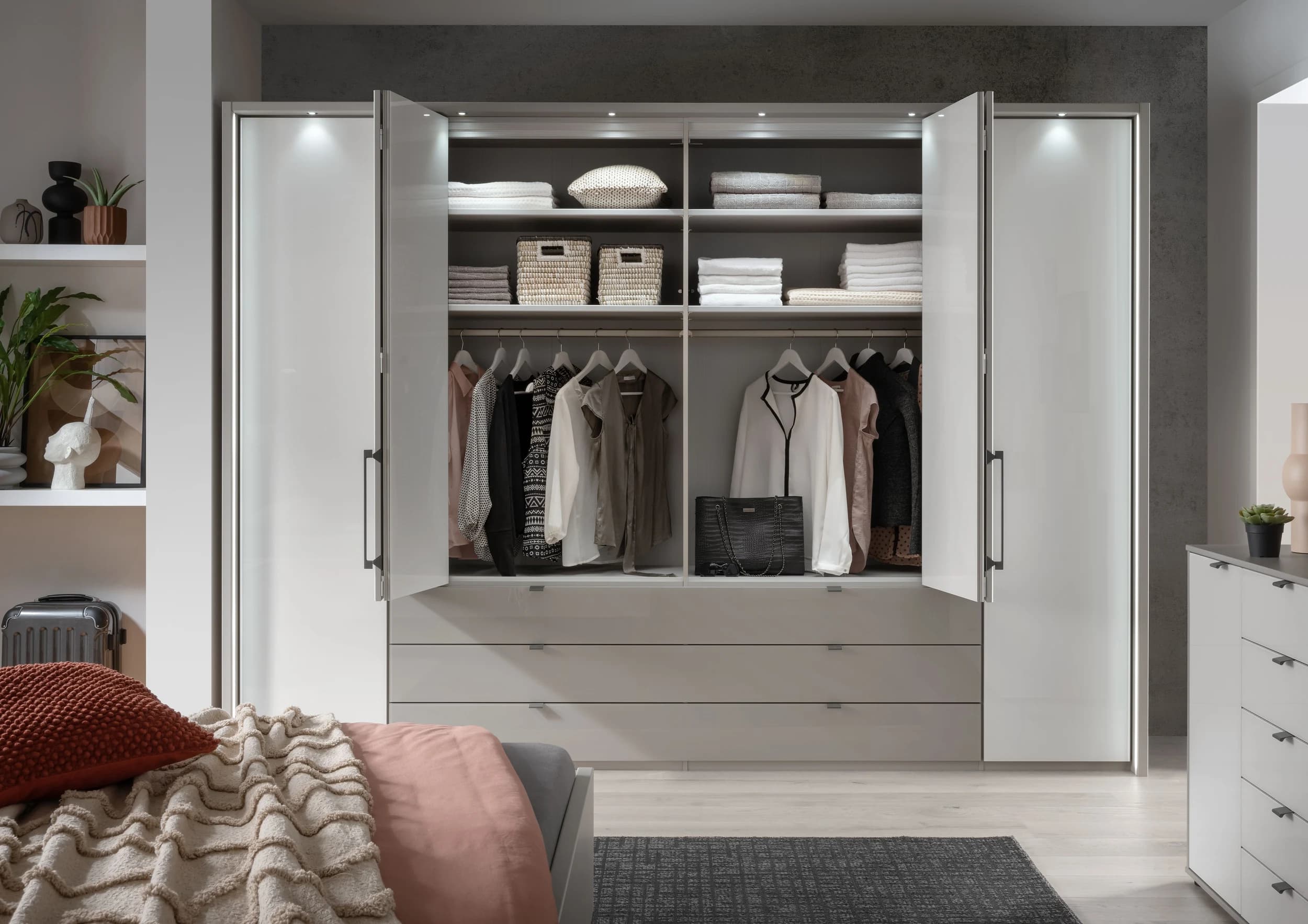 Drehtürenschrank Marbella - B. ca. 296cm, Korpus, Front Glas, Weiß
