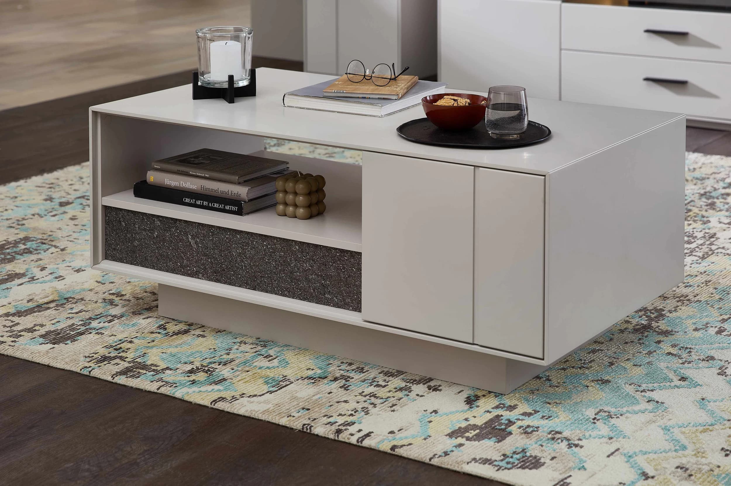 Couchtisch - mit Schubkasten, LBH ca. 110x60x45 cm, Creme Lack, Absetzung: Granit Steinfurnier