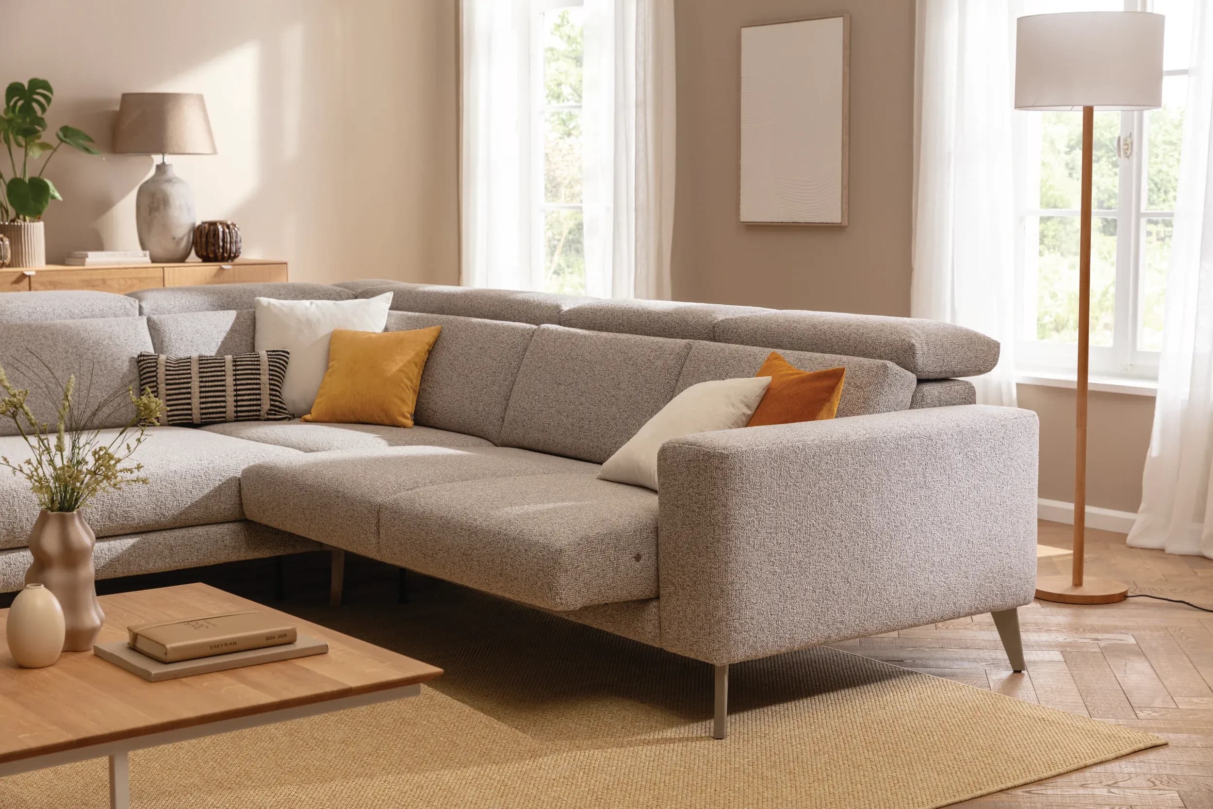 Ecksofa Braska - Loungecke links mit 2,5-Sitzer rechts, inkl. Sitzauszug (motorisch) und Kopfstütze, Stoff, Kaschmir