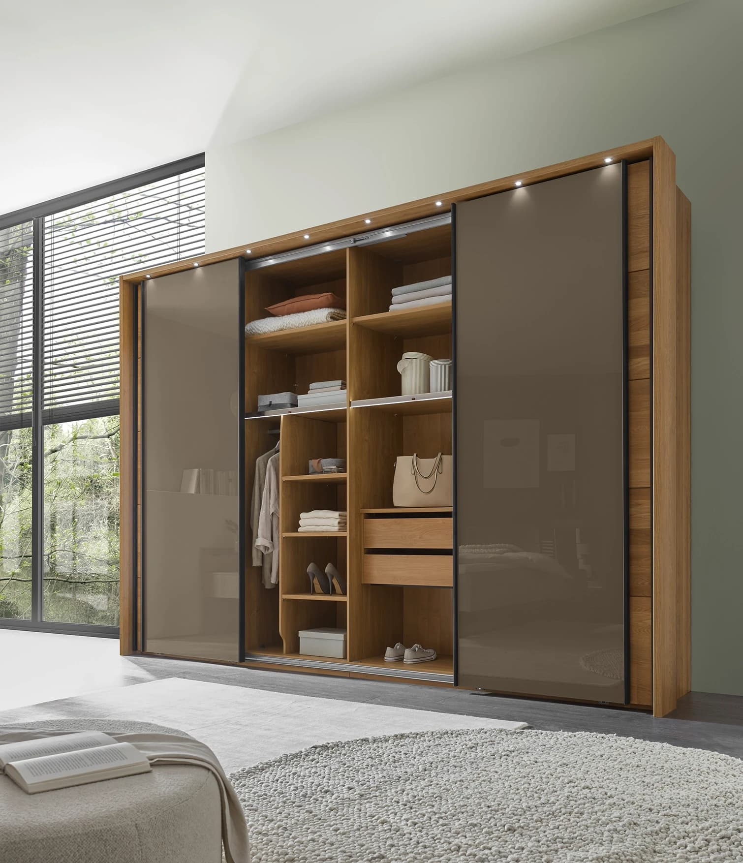Schwebetürenschrank Lenoso - B. ca. 340 cm, Eiche massiv, Glas, Graubraun
