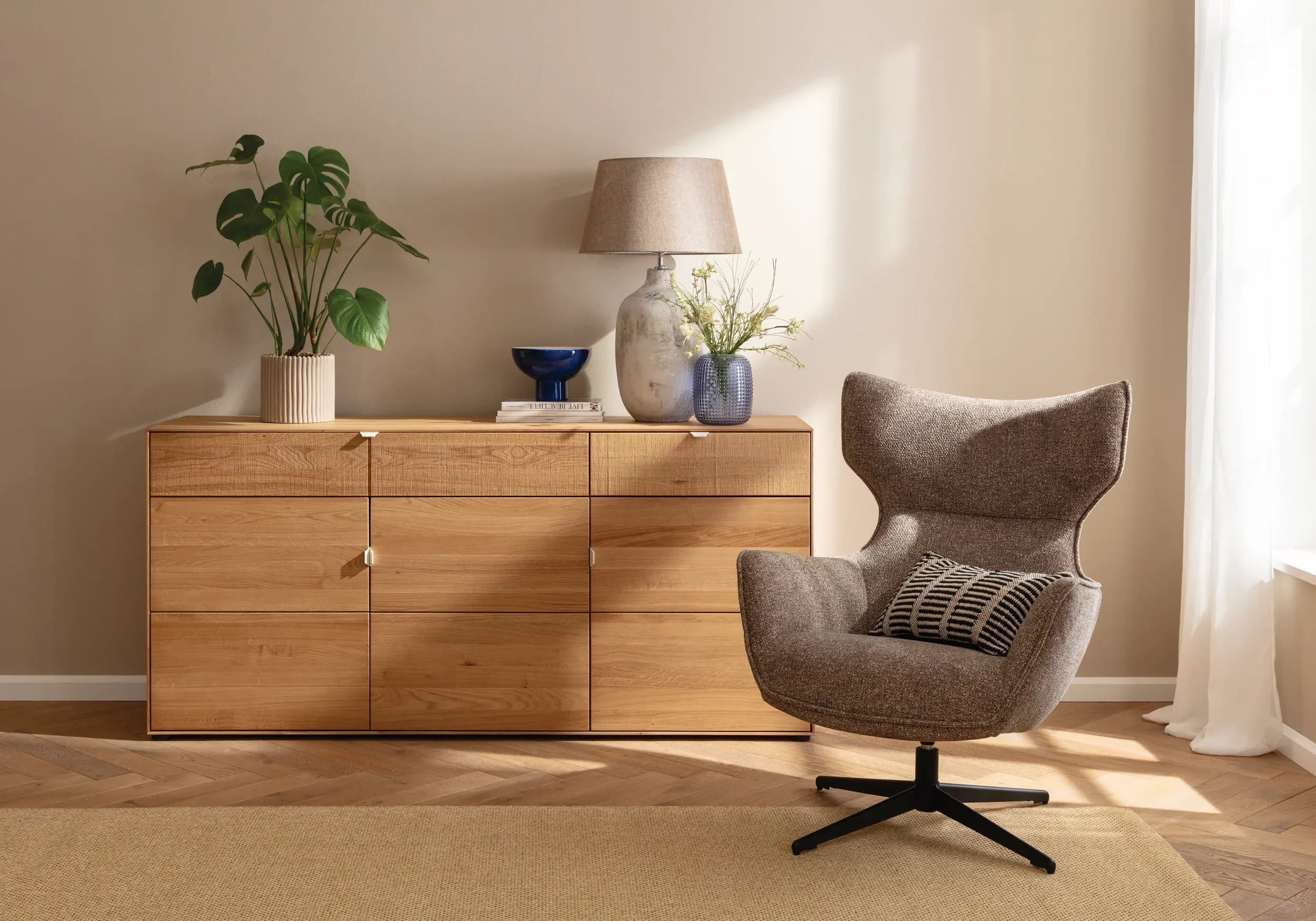 Sideboard Koruna - Eiche massiv legno geölt, Front Holz oben sägerau, unten glatt