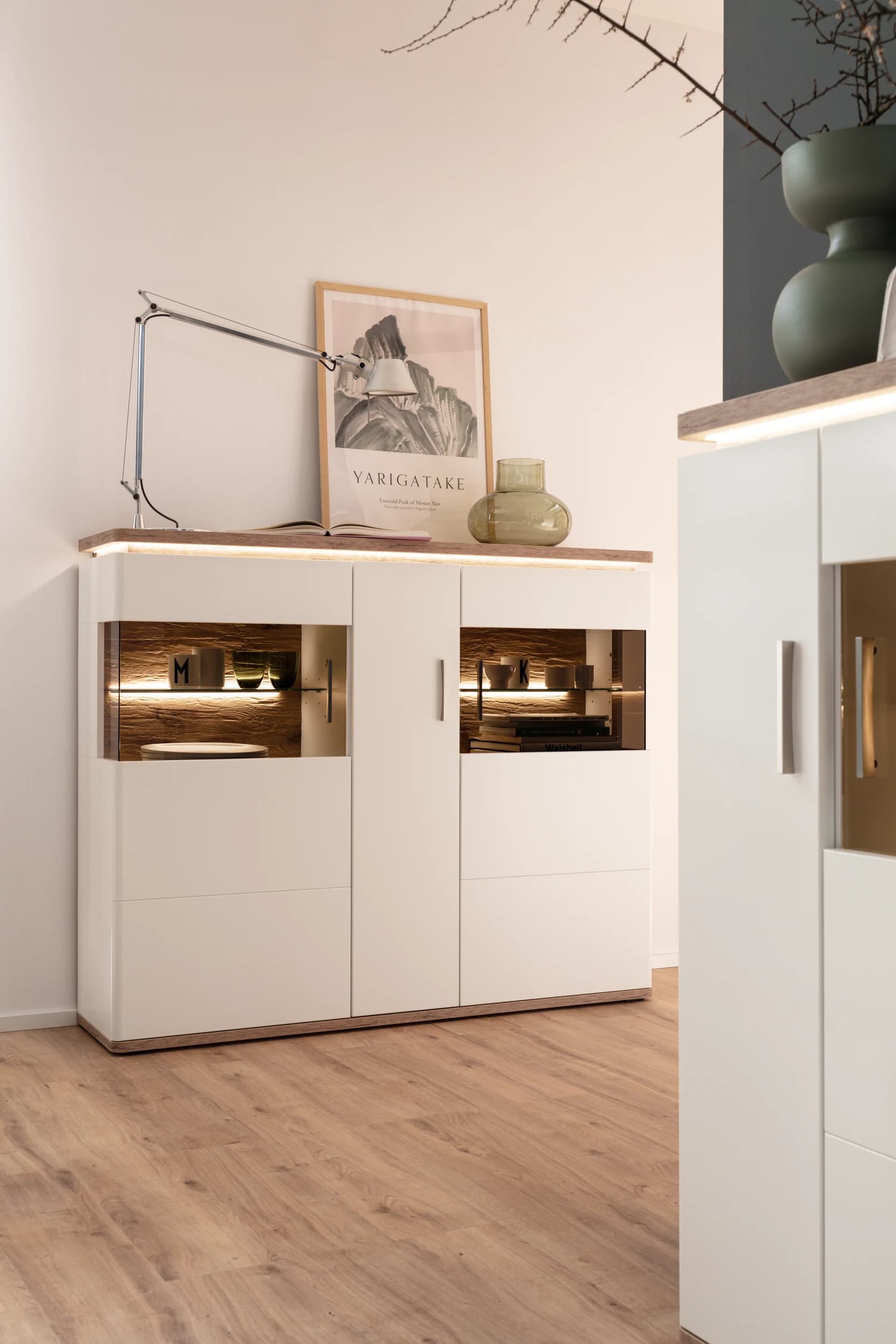 Highboard mit Beleuchtung - Weiß, Absetzung Eiche