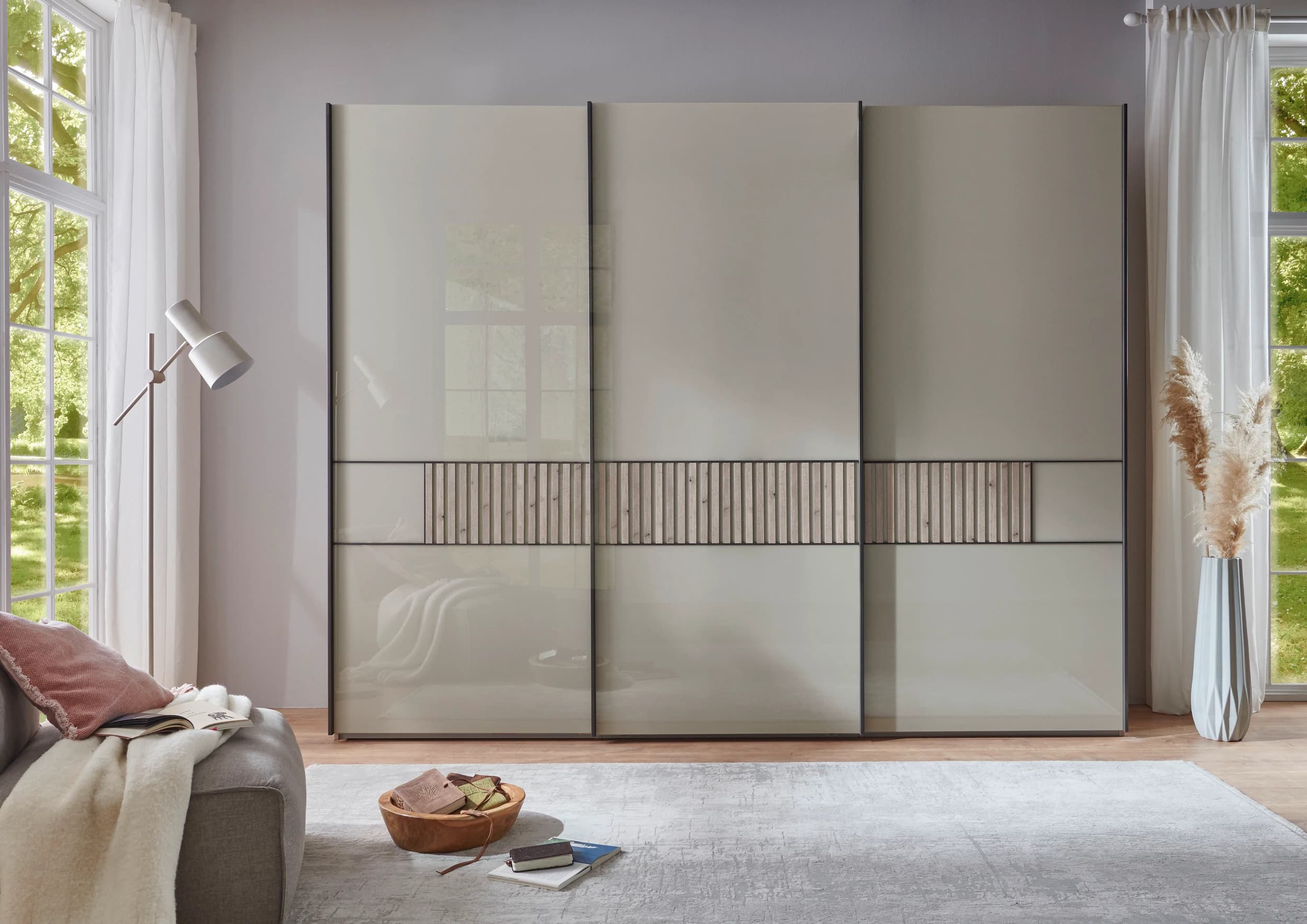 Schwebetürenschrank - B ca. 300 cm, Querriegel mit Lamellen, Glas Kieselgrau