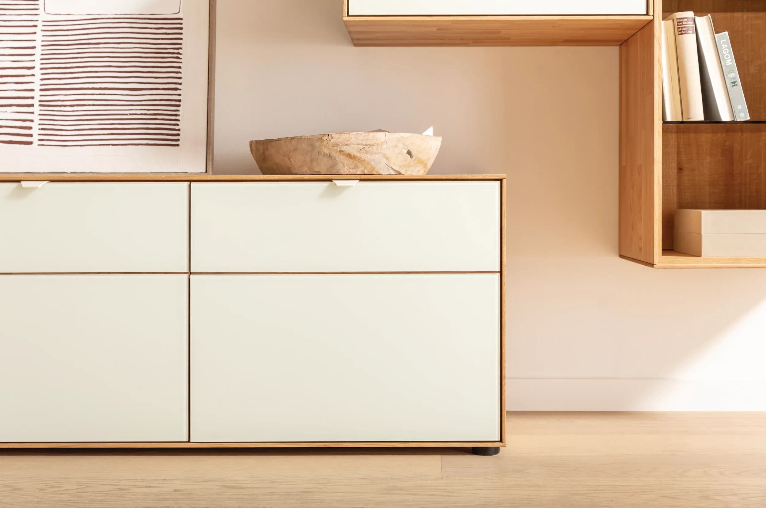 Wohnwand Koruna - Eiche massiv legno geölt, Front Glas cremeweiß
