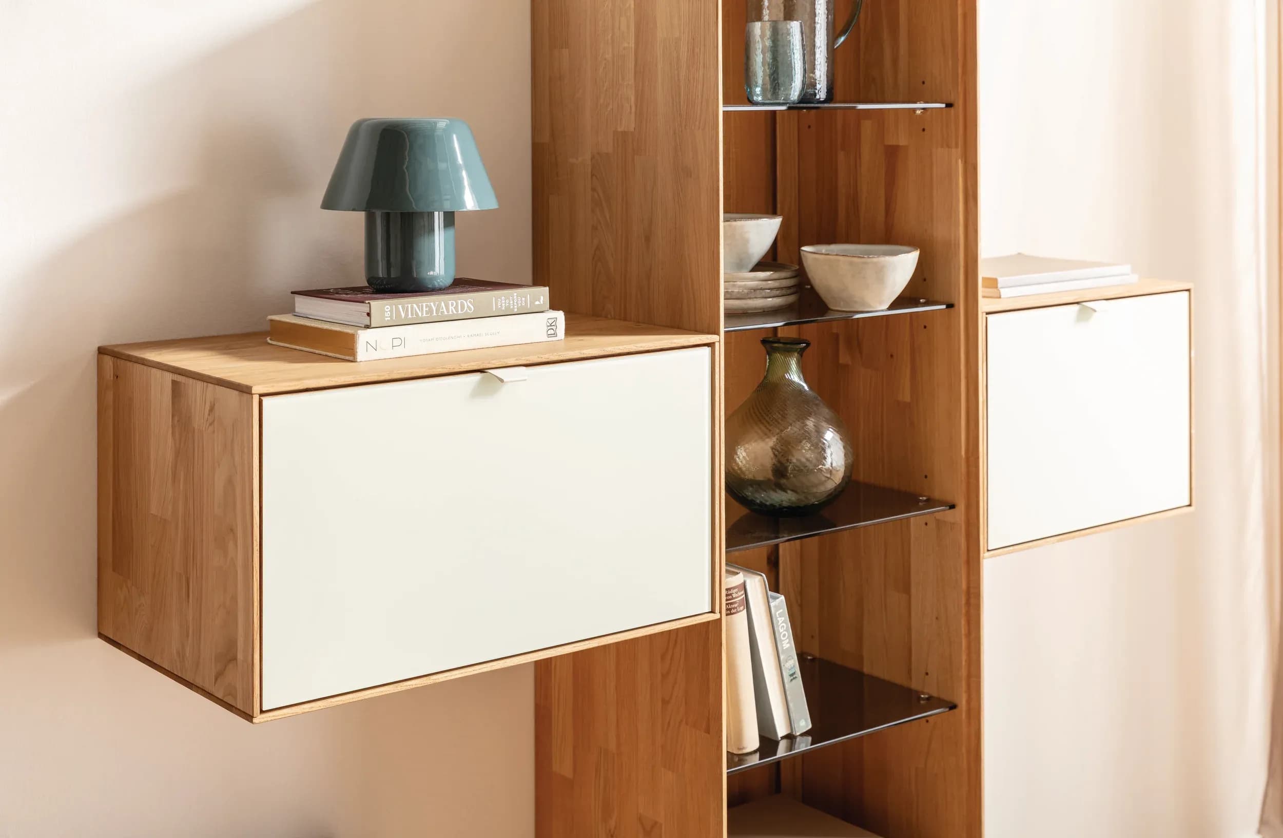 Wohnwand Koruna - Eiche massiv legno geölt, Front Glas cremeweiß