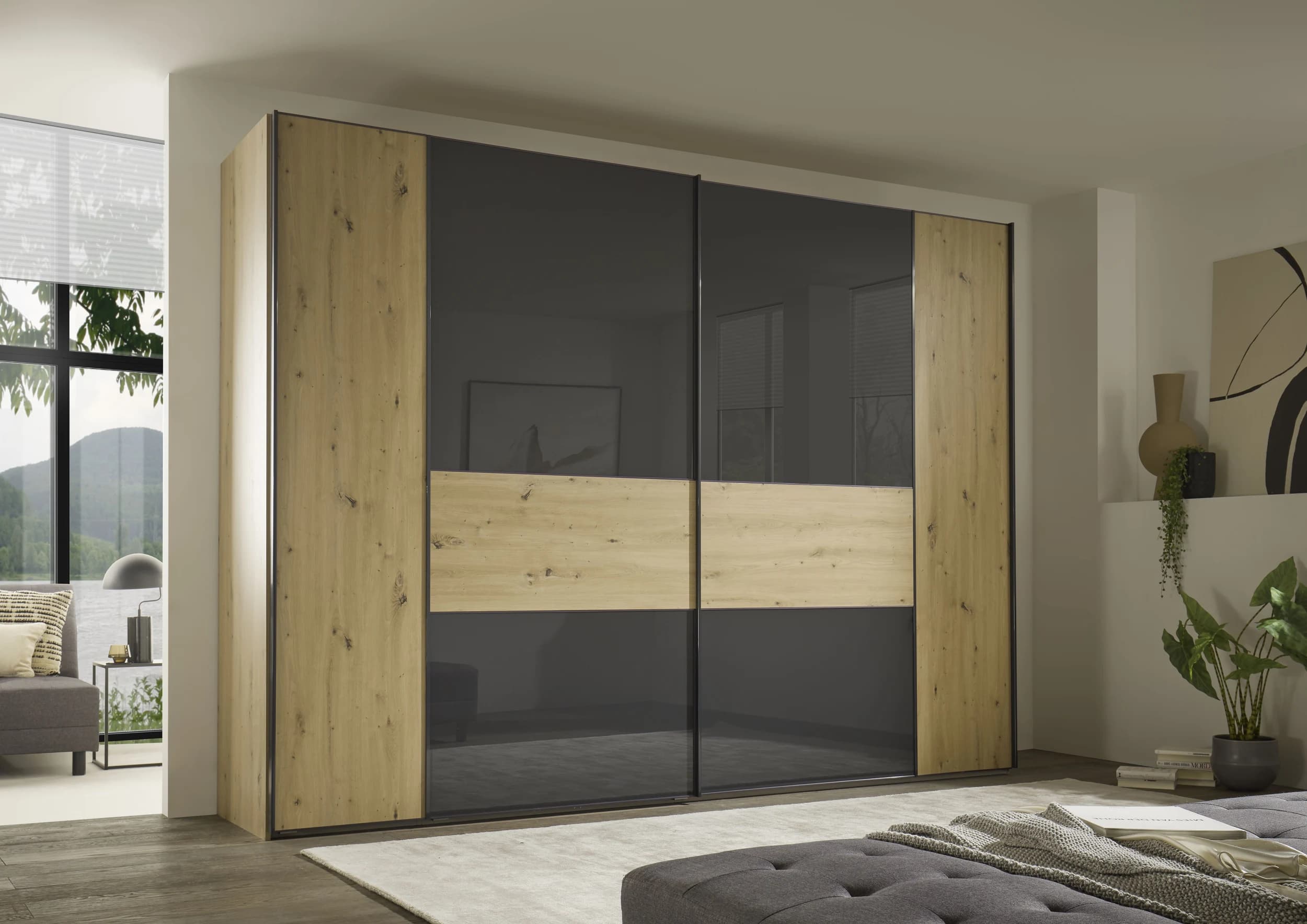 Schwebetürenschrank - mittig Anthrazitglas, B. ca. 298 cm, Dekor Artisan Eiche