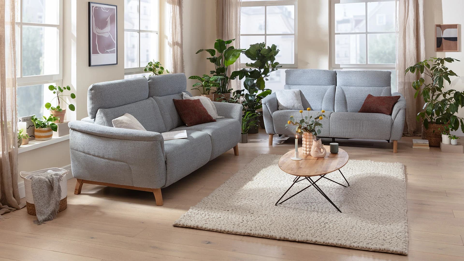Sofa Nevin - 2,5-Sitzer inkl. Sitzvorzug (motorisch) und Kopfpolsterverstellung, Stoff, Silbergrau