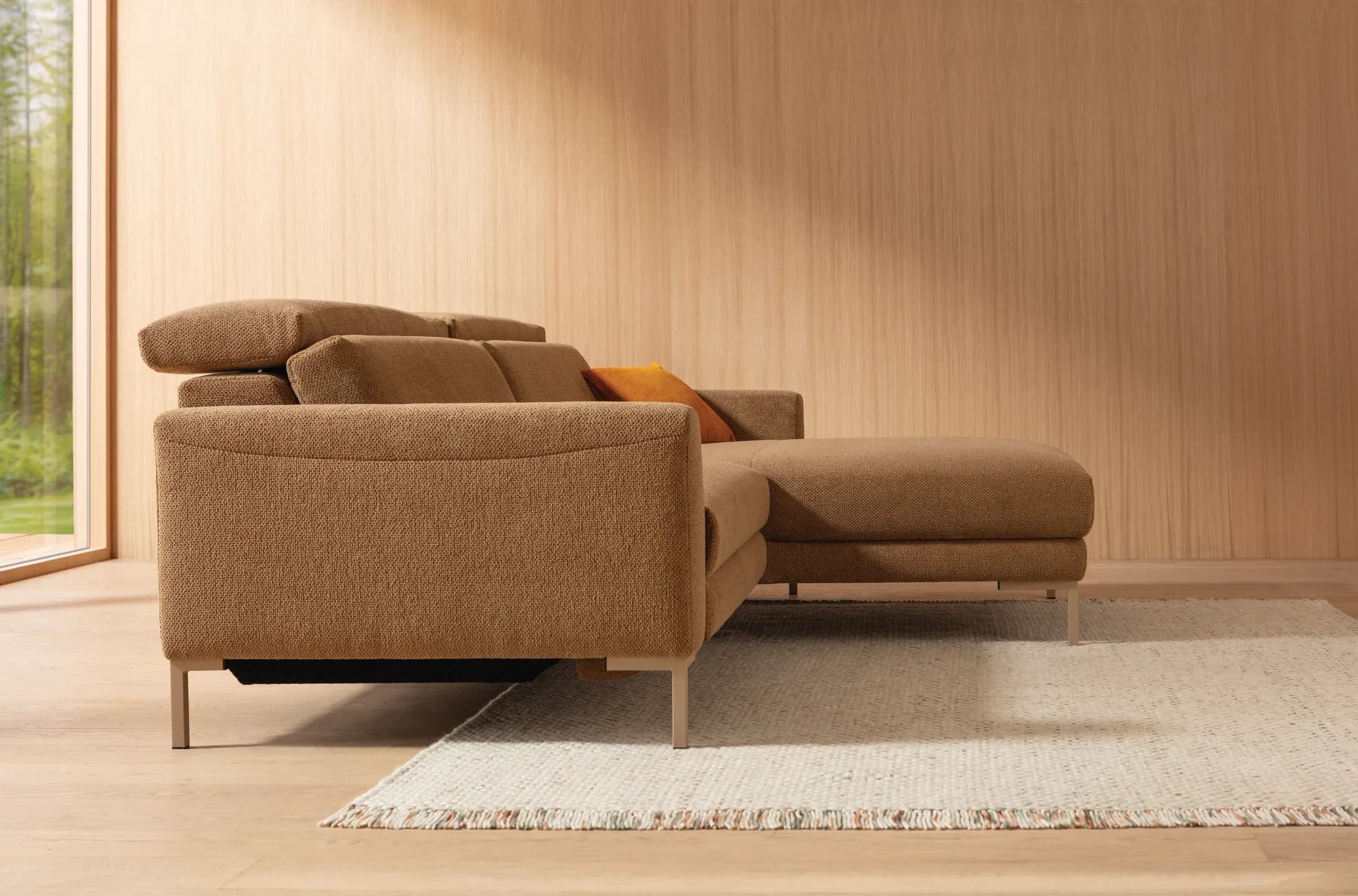 Sofa Braska - 1,75-Sitzer mit Longchair rechts, inkl. Relaxfunktion (motorisch) und Kopfstütze verstellbar, Stoff, Rauchbraun