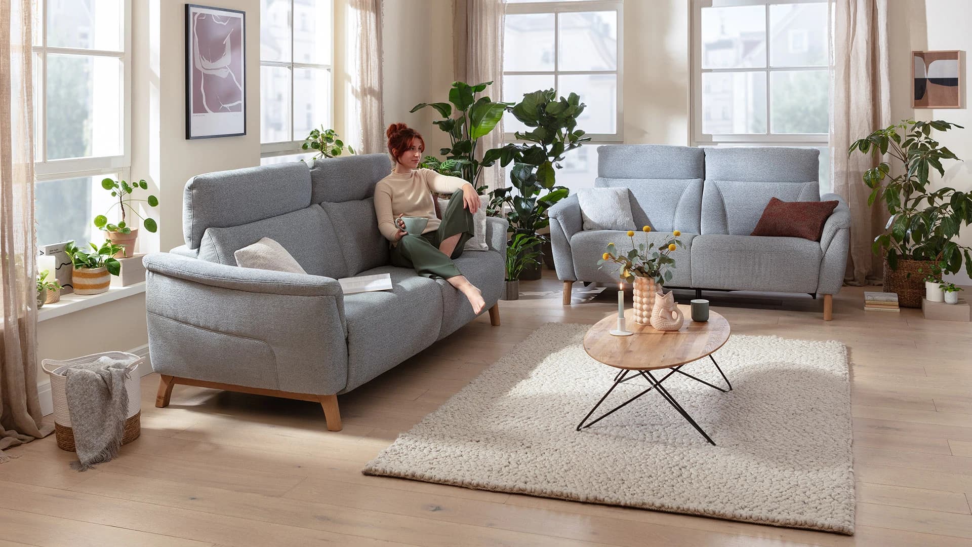 Sofa Nevin - 2,5-Sitzer inkl. Sitzvorzug (motorisch) und Kopfpolsterverstellung, Stoff, Silbergrau