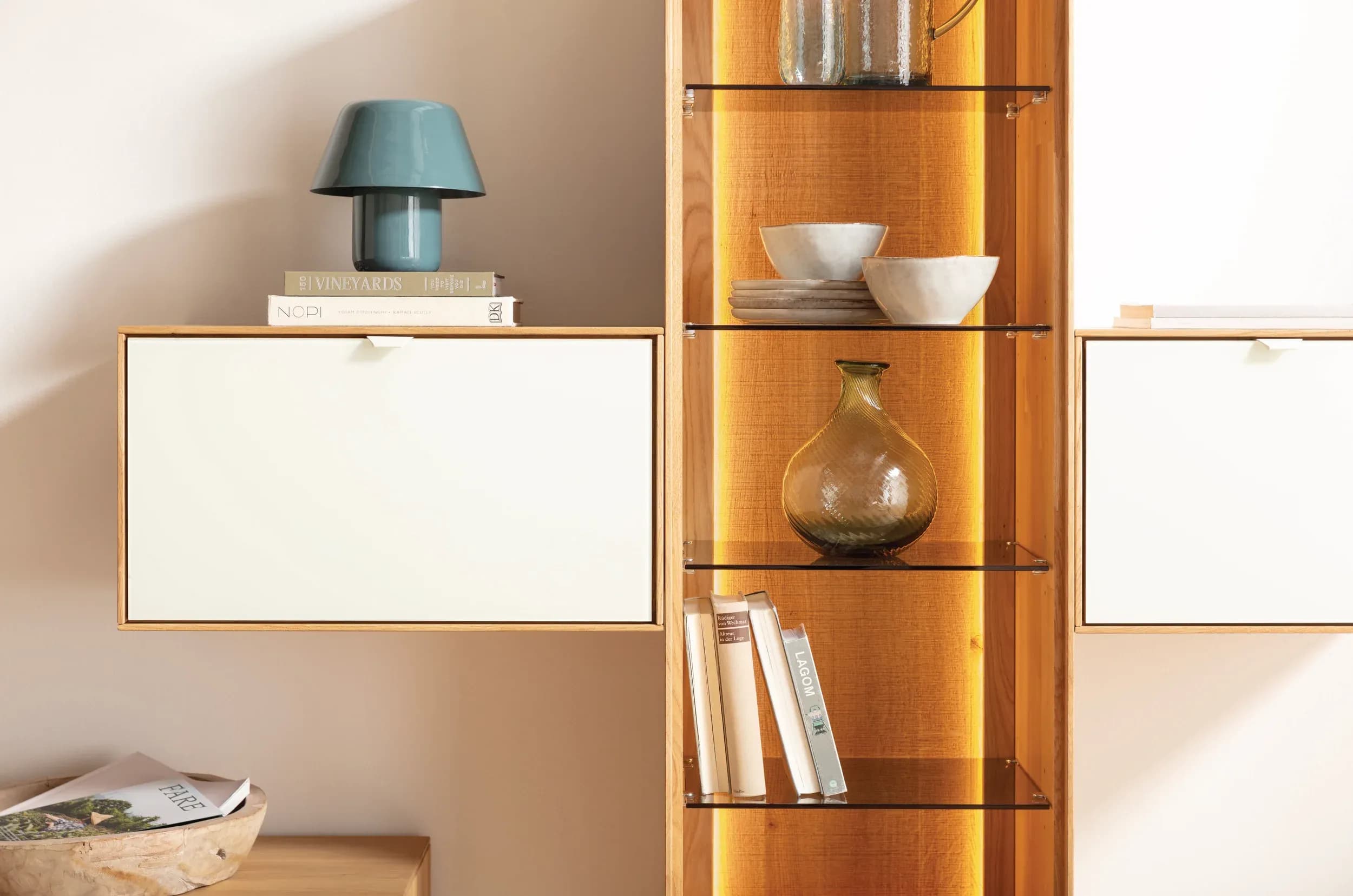 Wohnwand Koruna - mit Beleuchtung, Eiche massiv legno geölt, Front Glas cremeweiß