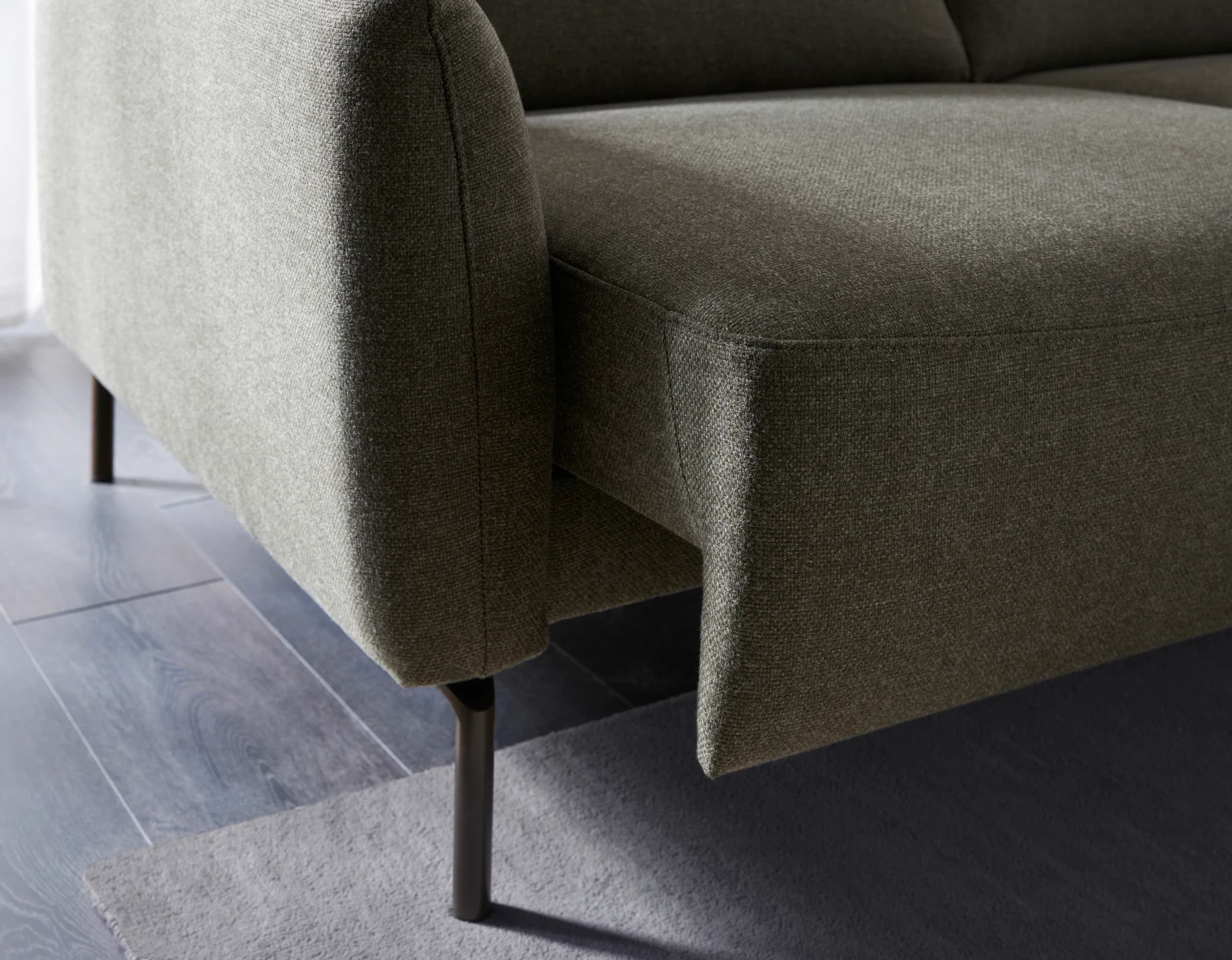 Ecksofa Leona - 3-Sitzer mit Longchair rechts inkl. Sitzvorzug motorisch, Stoff, Braungrün