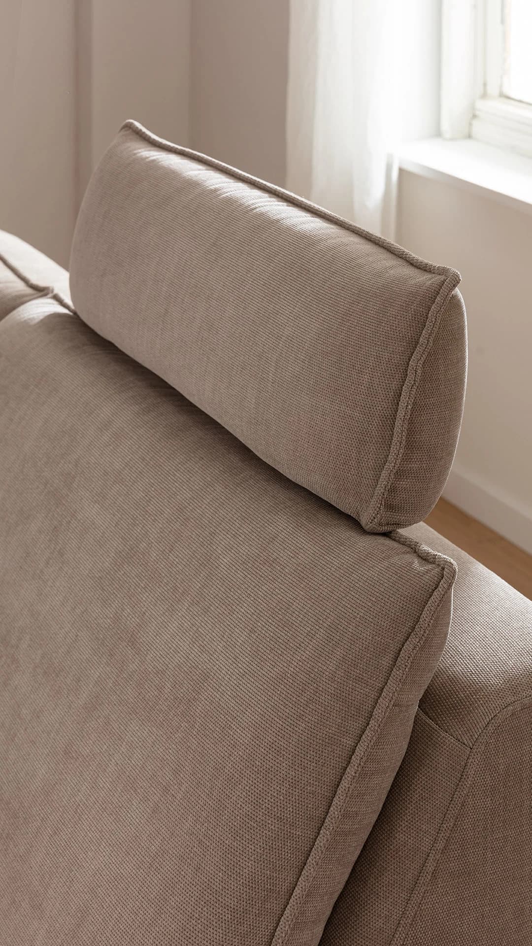 Ecksofa Tulsa KS - 2,5-Sitzer, Spitzecke und 1,5-Sitzer mit Anstellhocker aufklappbar rechts, inkl. Kopfstütze, AL verstellbar und Schlaffunktion, Stoff, Graubeige