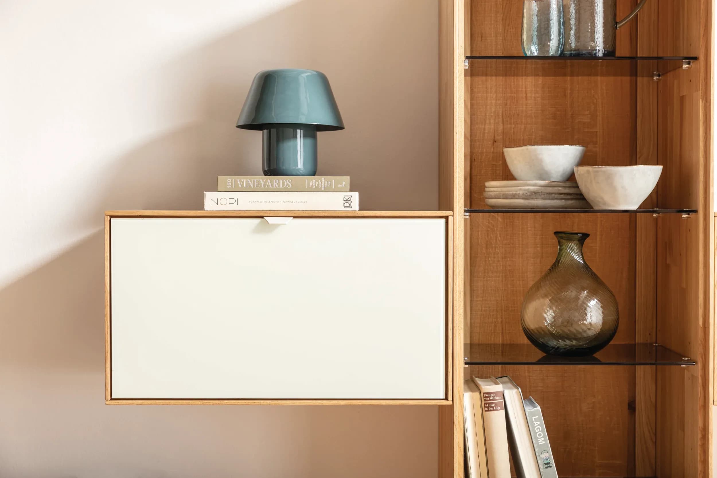 Wohnwand Koruna - Eiche massiv legno geölt, Front Glas cremeweiß