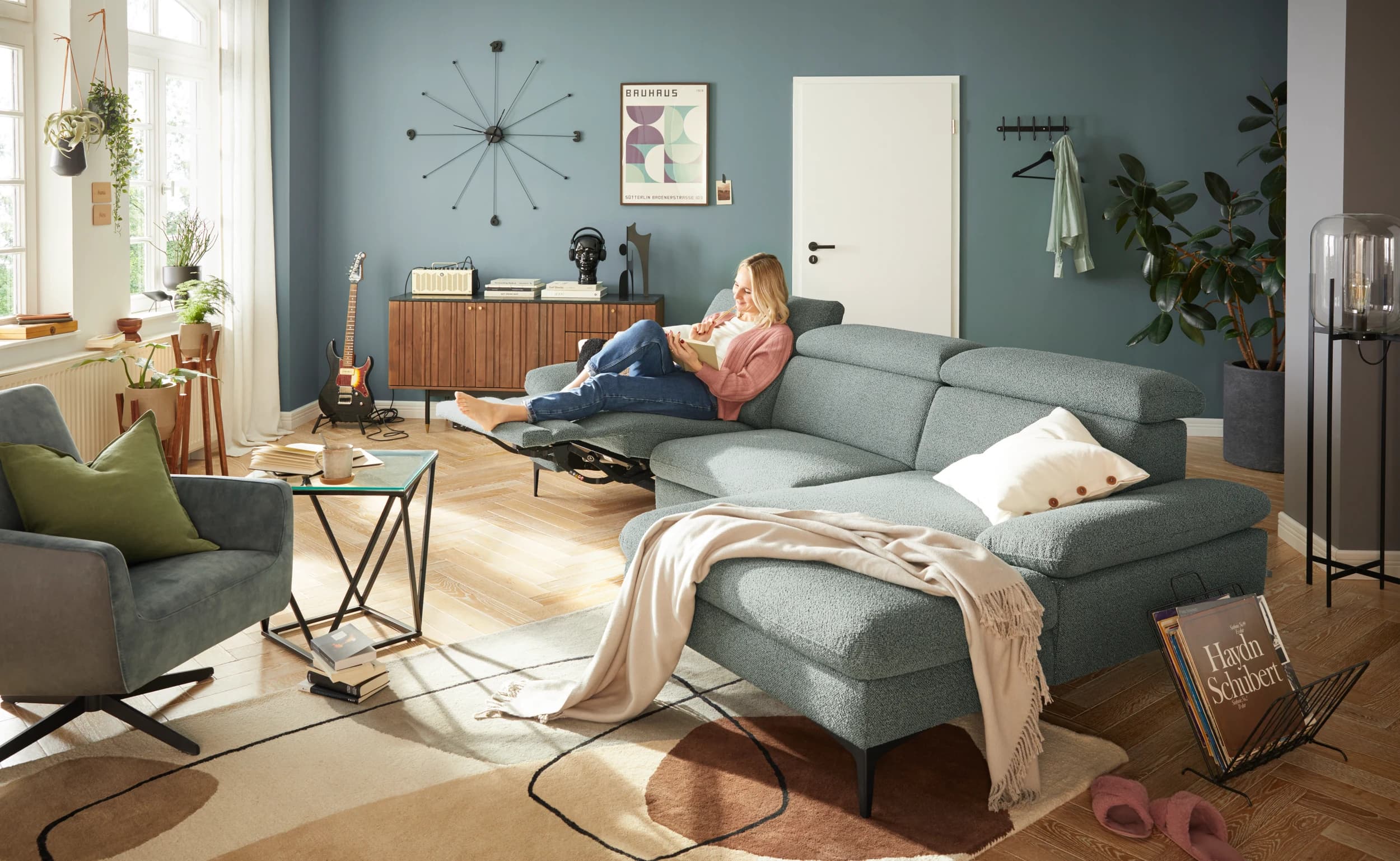 Ecksofa Felipa - 3-Sitzer mit Longchair rechts inkl. Relaxfunktion (motorisch), Armlehne und Kopfteil verstellbar, Stoff, Graugrün