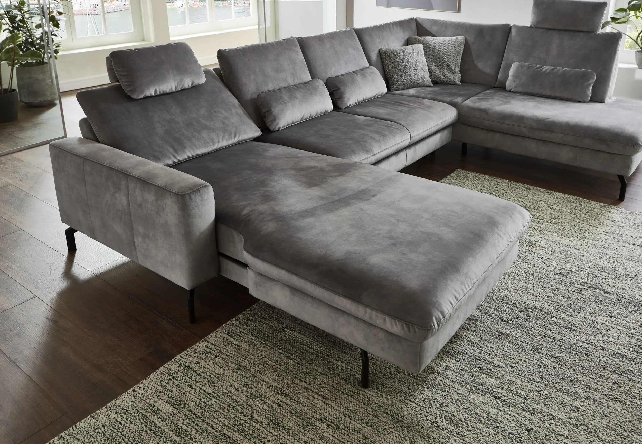 Wohnlandschaft - Longchair links, 2,5-Sitzer ohne Armlehne, Ecke rechts, Relaxfunktion (motorisch), Sitztiefe verstellbar (manuell), Sitzvorzug (manuell), Velourstoff, Silbergrau