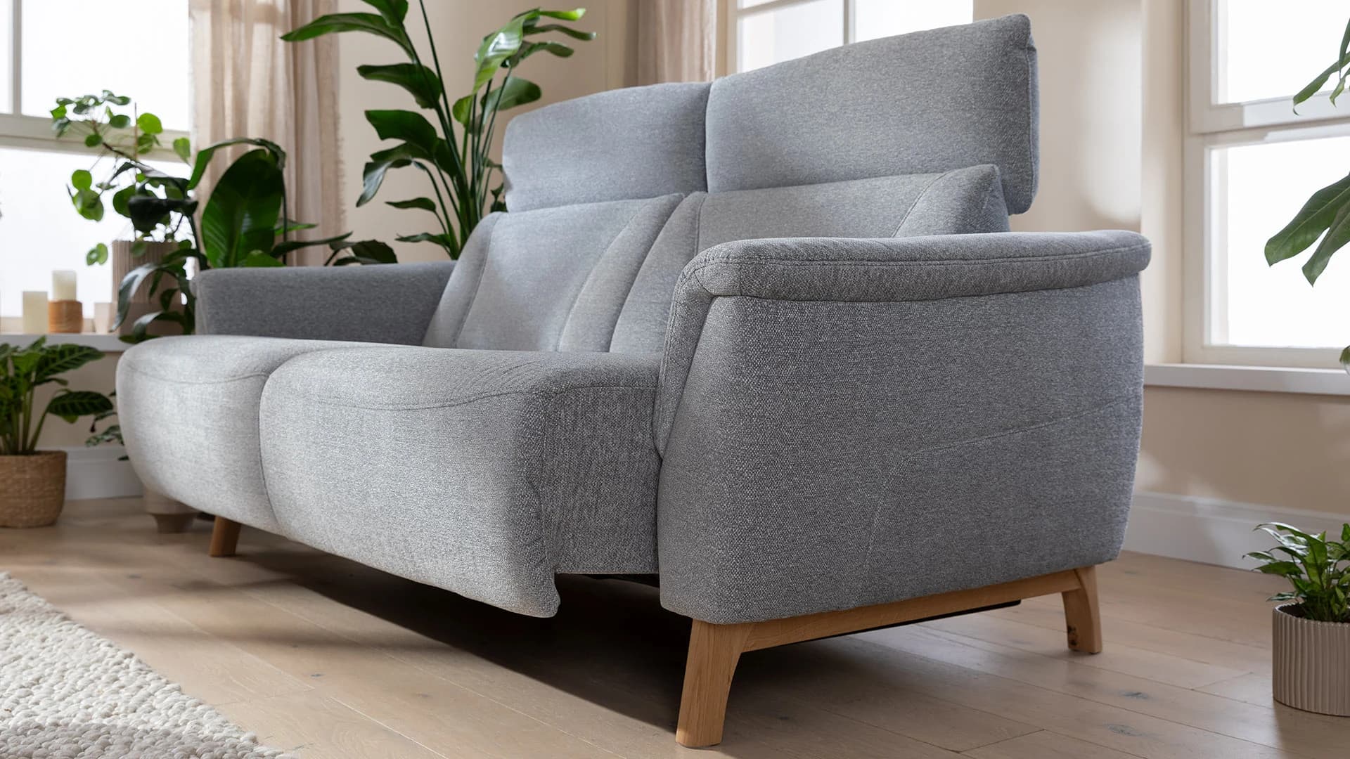 Sofa Nevin - 2,5-Sitzer inkl. Sitzvorzug (motorisch) und Kopfpolsterverstellung, Stoff, Silbergrau