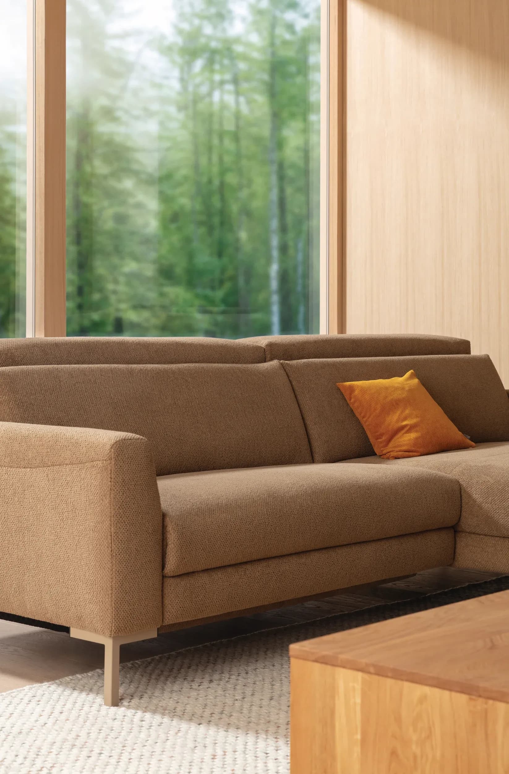 Sofa Braska - 1,75-Sitzer mit Longchair rechts, inkl. Relaxfunktion (motorisch) und Kopfstütze verstellbar, Stoff, Rauchbraun