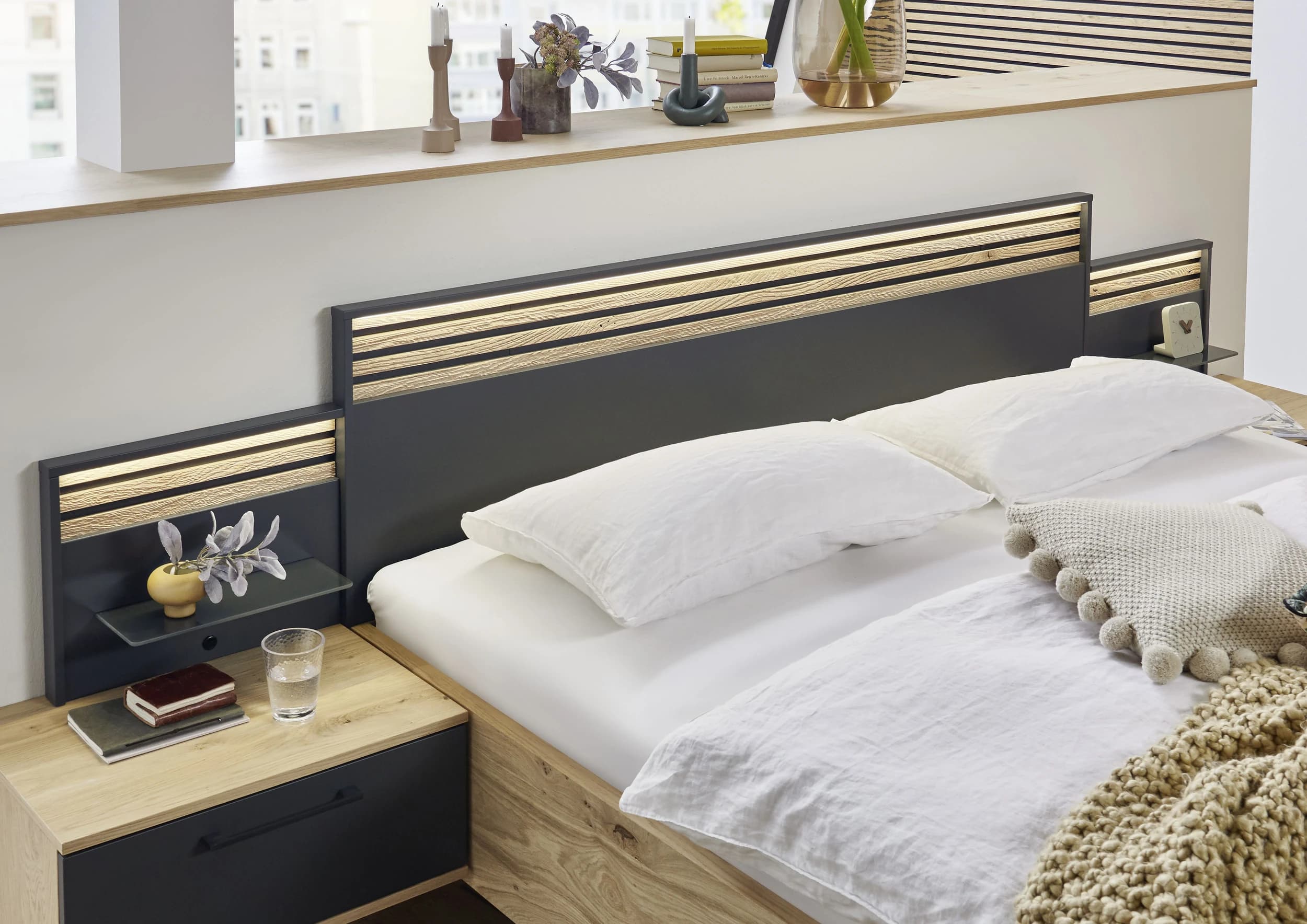 Schlafzimmer - Balkeneiche Lack Basalt, Bauchbinde Riffholz