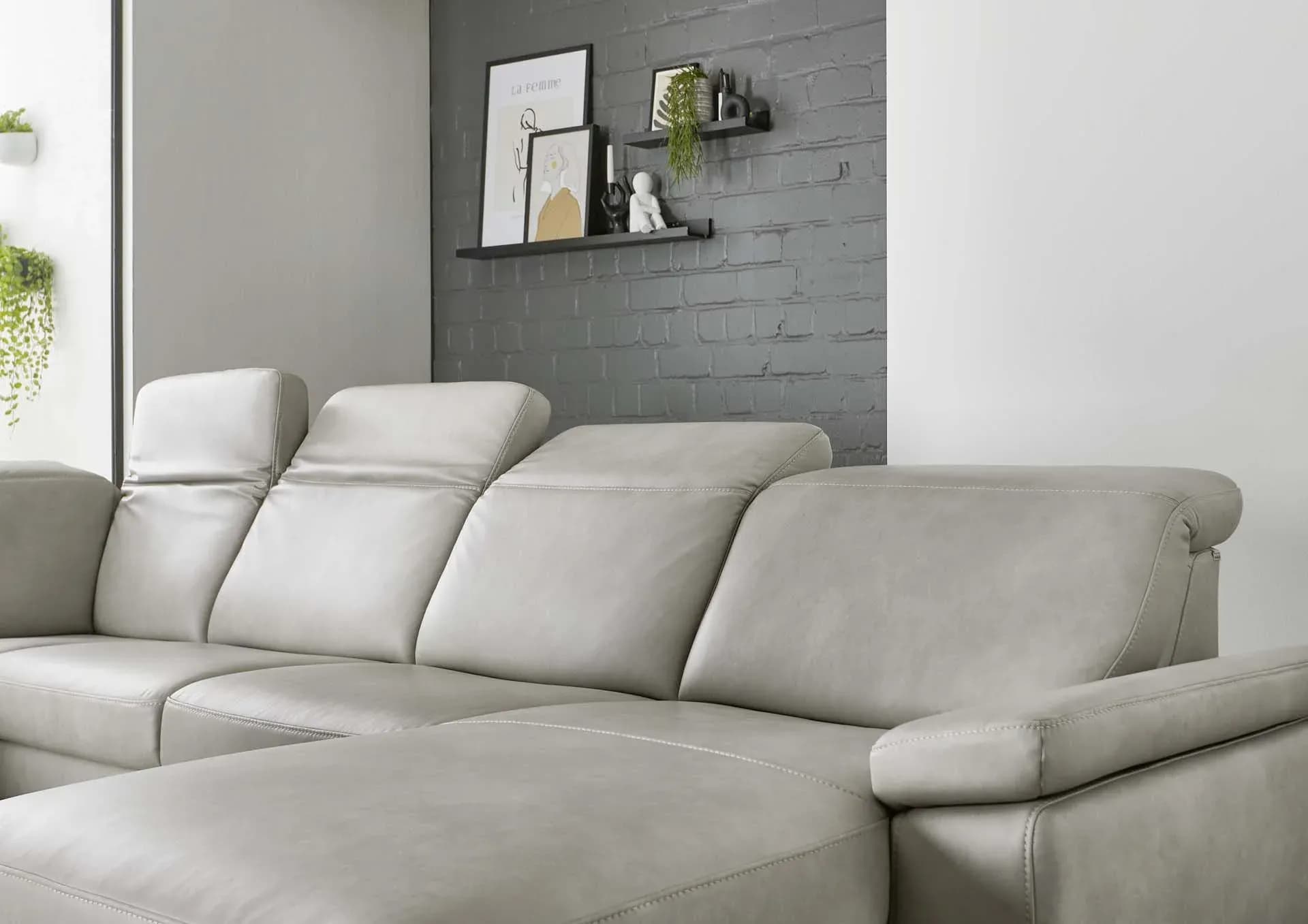 Wohnlandschaft - Ecke links mit 2,5-Sitzer und Longchair rechts, Kopfteil verstellbar, Leder, Alufarben
