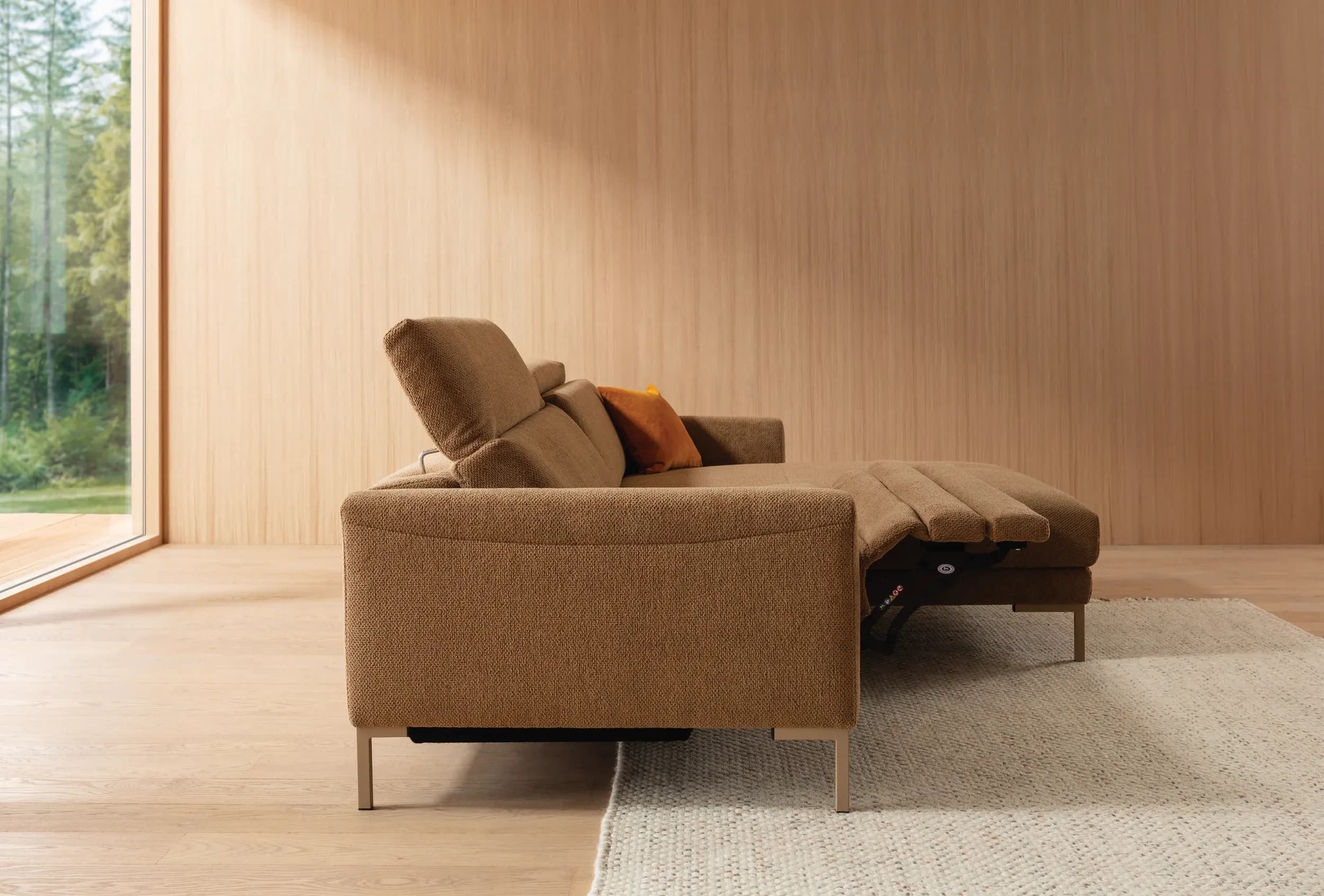Sofa Braska - 1,75-Sitzer mit Longchair rechts, inkl. Relaxfunktion (motorisch) und Kopfstütze verstellbar, Stoff, Rauchbraun