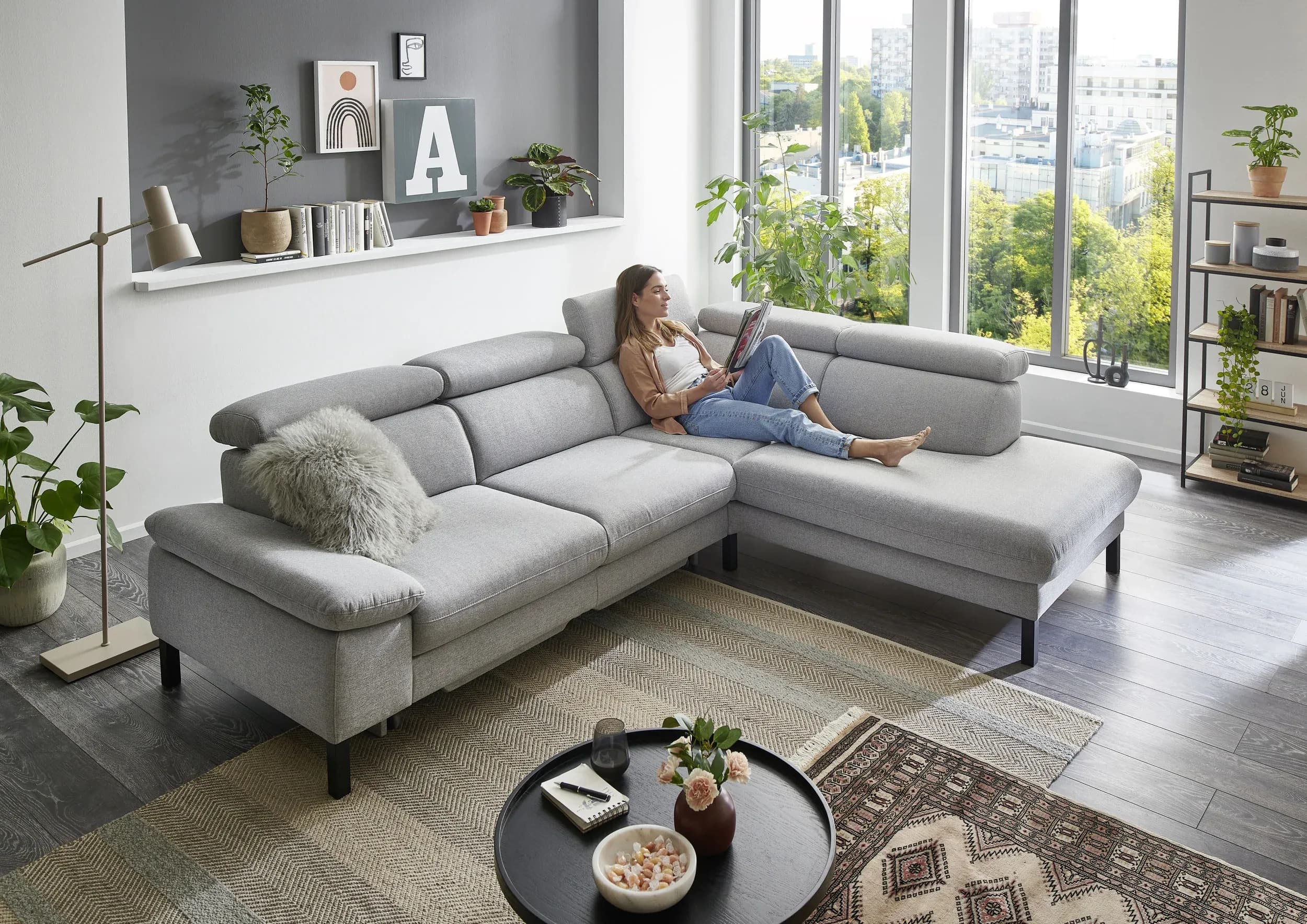 Ecksofa - 2,5-Sitzer mit Ecke rechts, Kopfteil verstellbar, Stoff, Platin