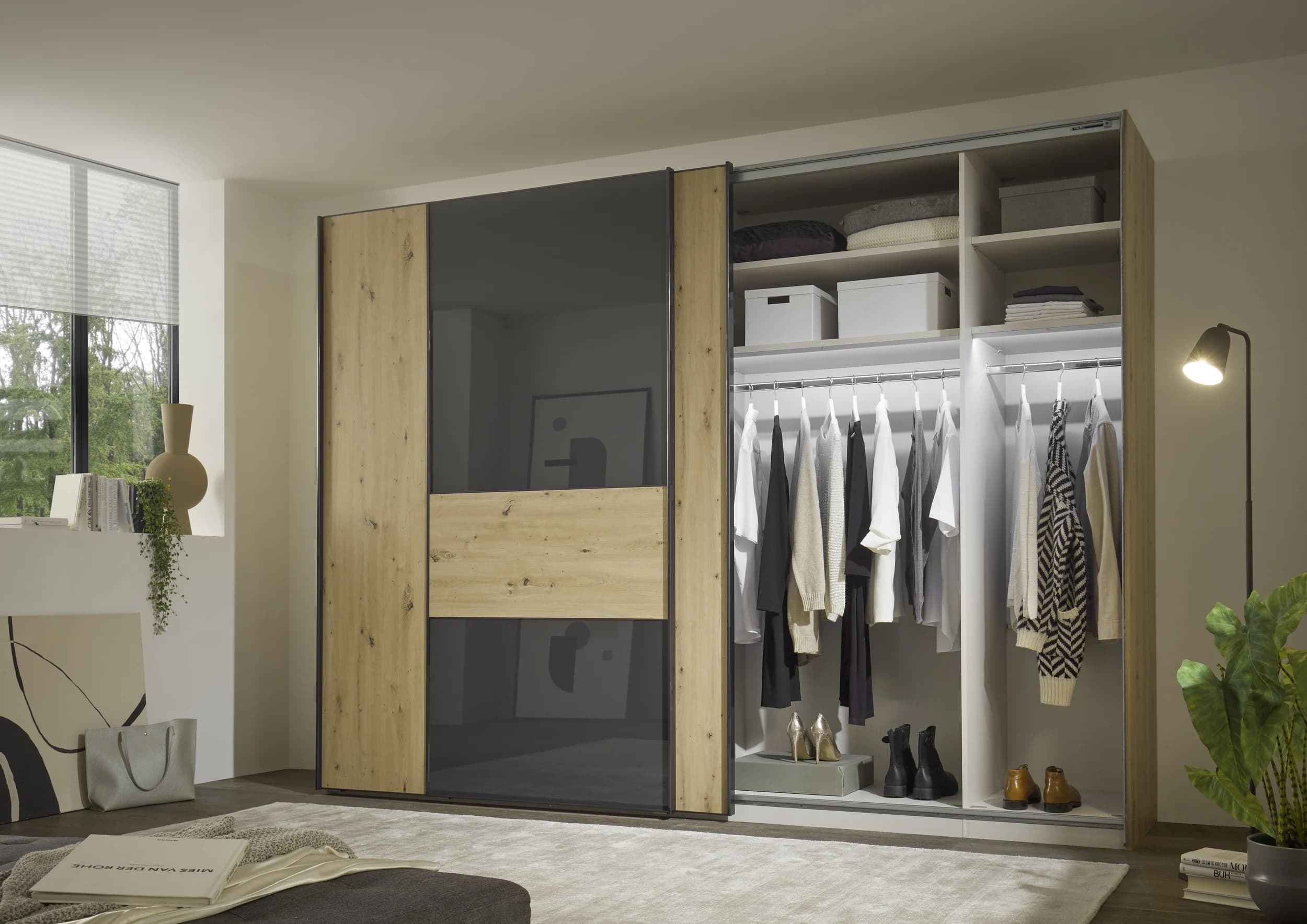 Schwebetürenschrank - mittig Anthrazitglas, B. ca. 298 cm, Dekor Artisan Eiche