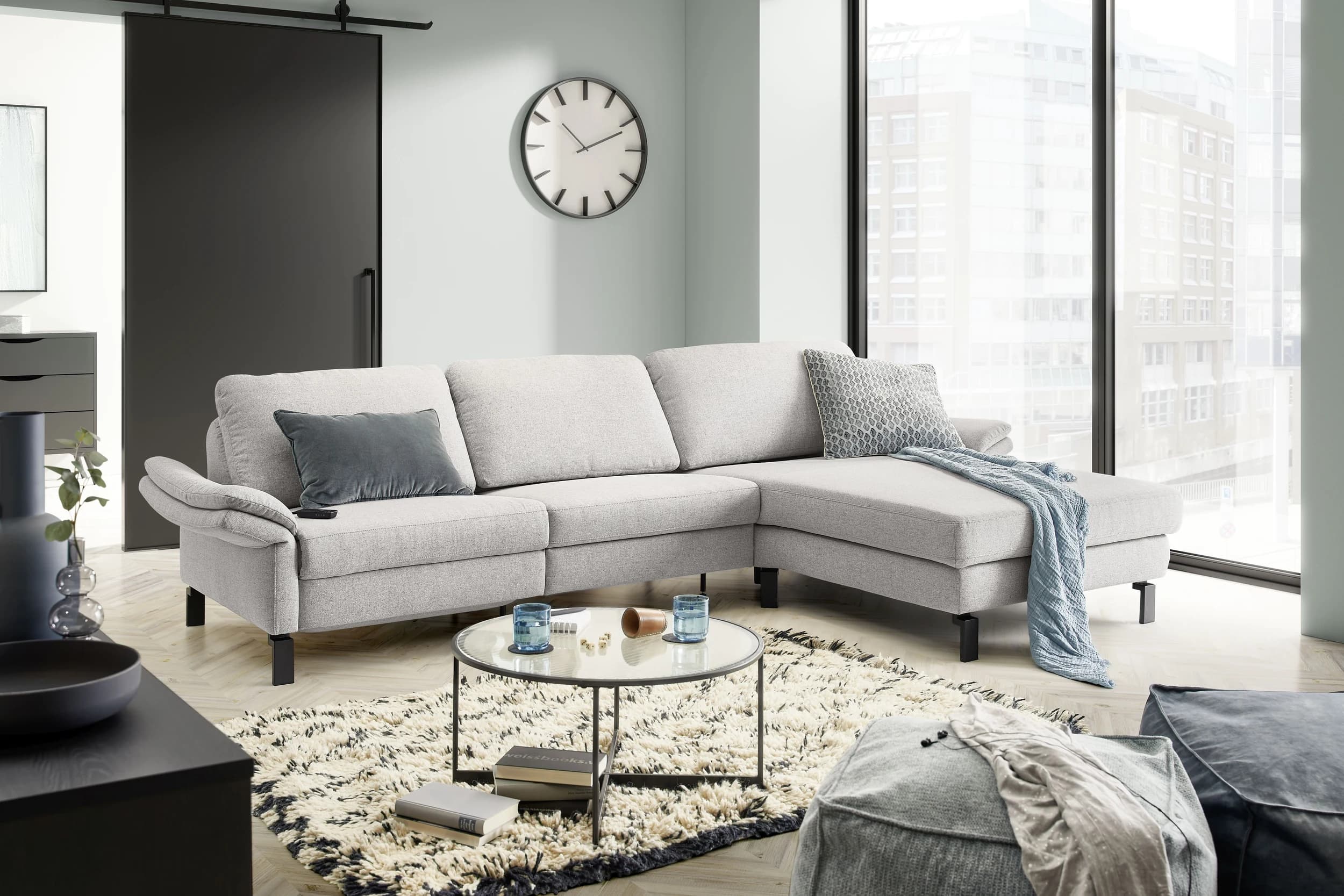 Ecksofa - 3-Sitzer mit Longchair rechts, Relaxfunktion motorisch, Stoff, Hellgrau