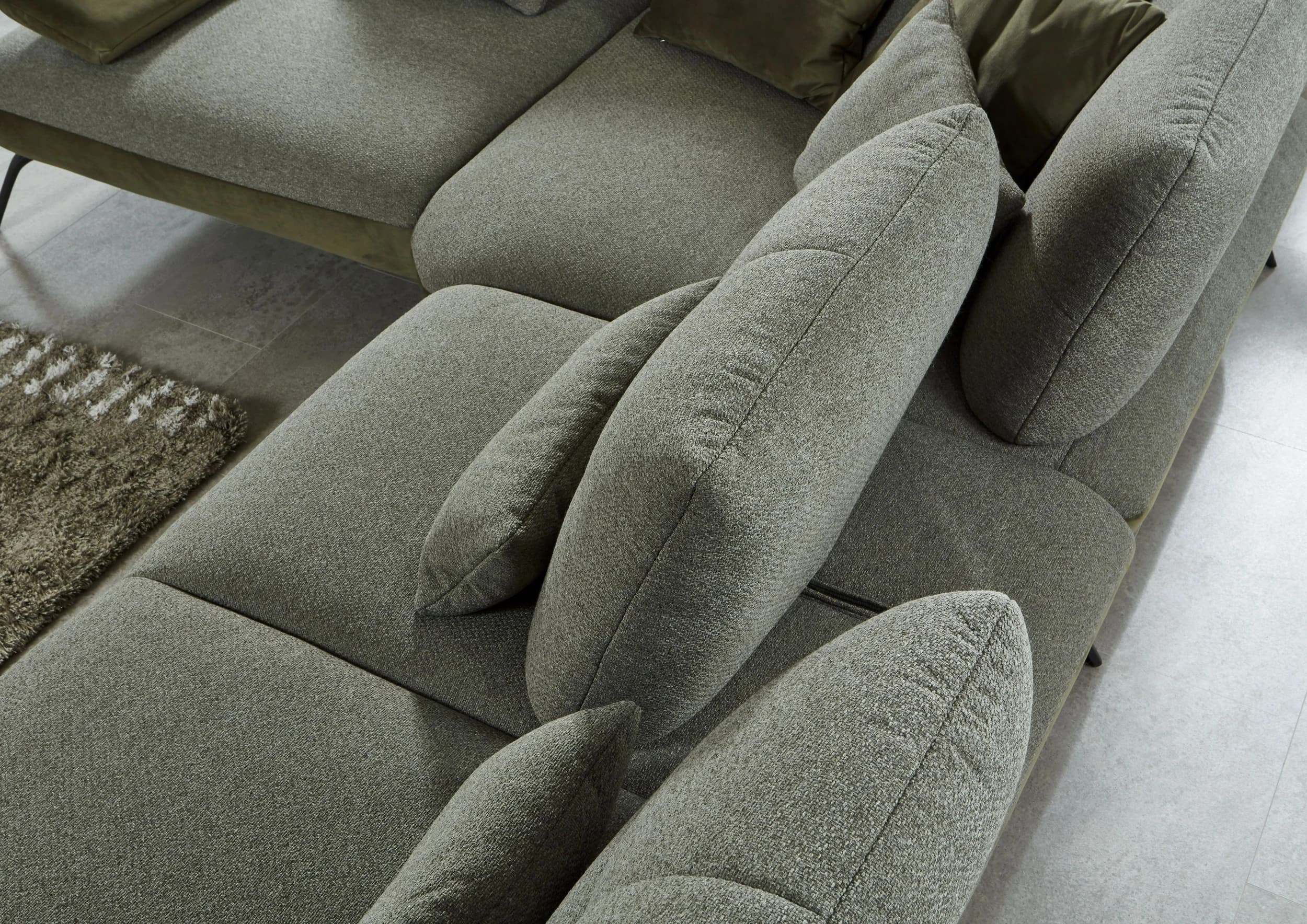 Sofa - 1-Sitzer mit Trapezecke und 3-Sitzer, inkl. Schwenkrücken und Nierenkissen, Stoff, Olivgrün