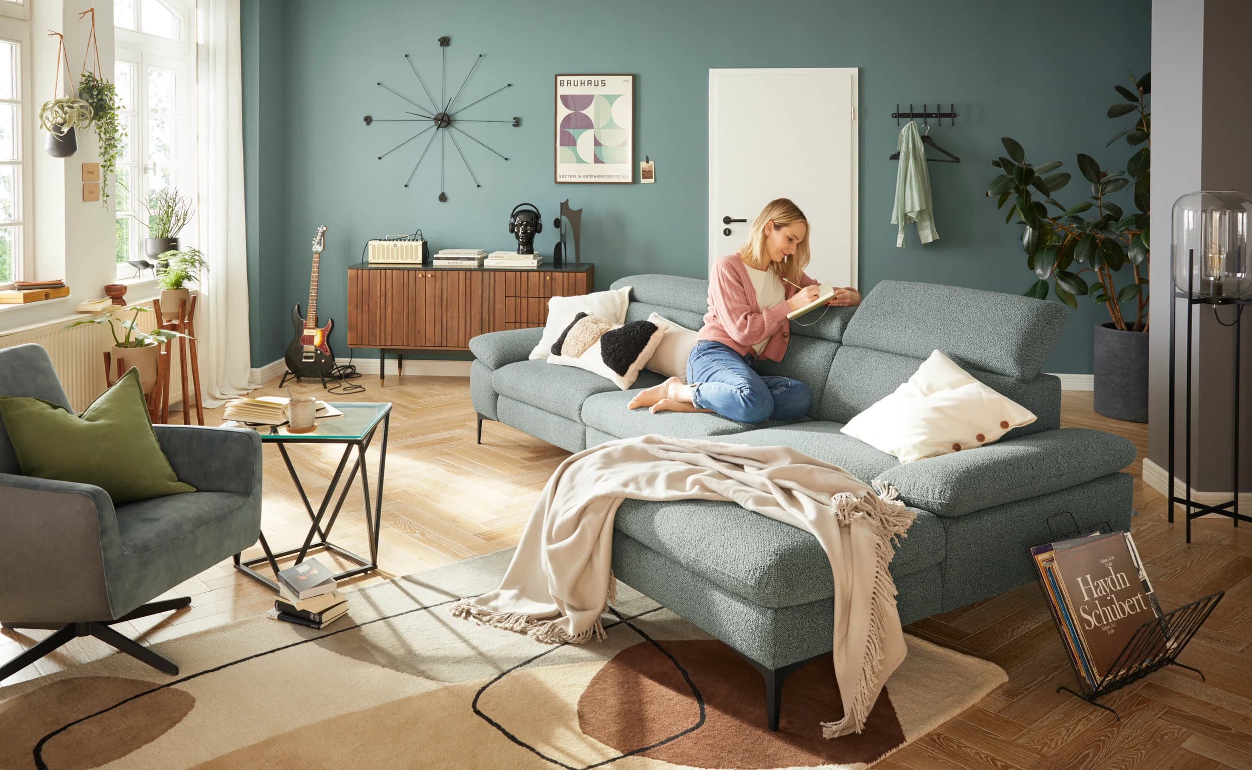 Ecksofa Felipa - 3-Sitzer mit Longchair rechts inkl. Relaxfunktion (motorisch), Armlehne und Kopfteil verstellbar, Stoff, Graugrün