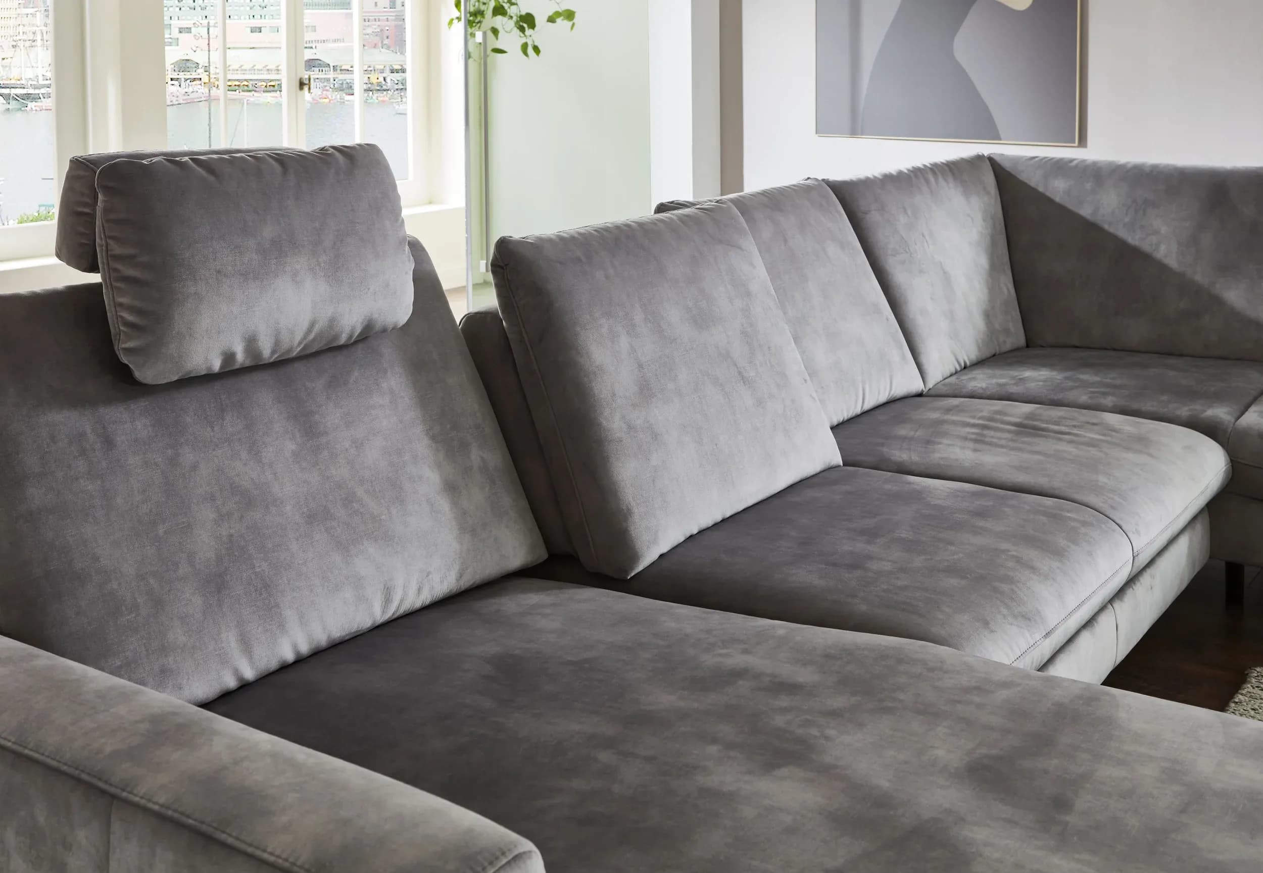 Wohnlandschaft - Longchair links, 2,5-Sitzer ohne Armlehne, Ecke rechts, Relaxfunktion (motorisch), Sitztiefe verstellbar (manuell), Sitzvorzug (manuell), Velourstoff, Silbergrau