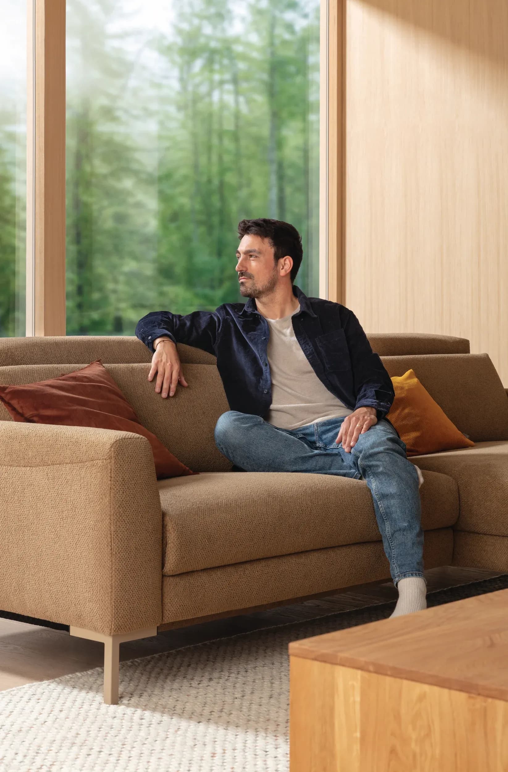 Sofa Braska - 1,75-Sitzer mit Longchair rechts, inkl. Relaxfunktion (motorisch) und Kopfstütze verstellbar, Stoff, Rauchbraun