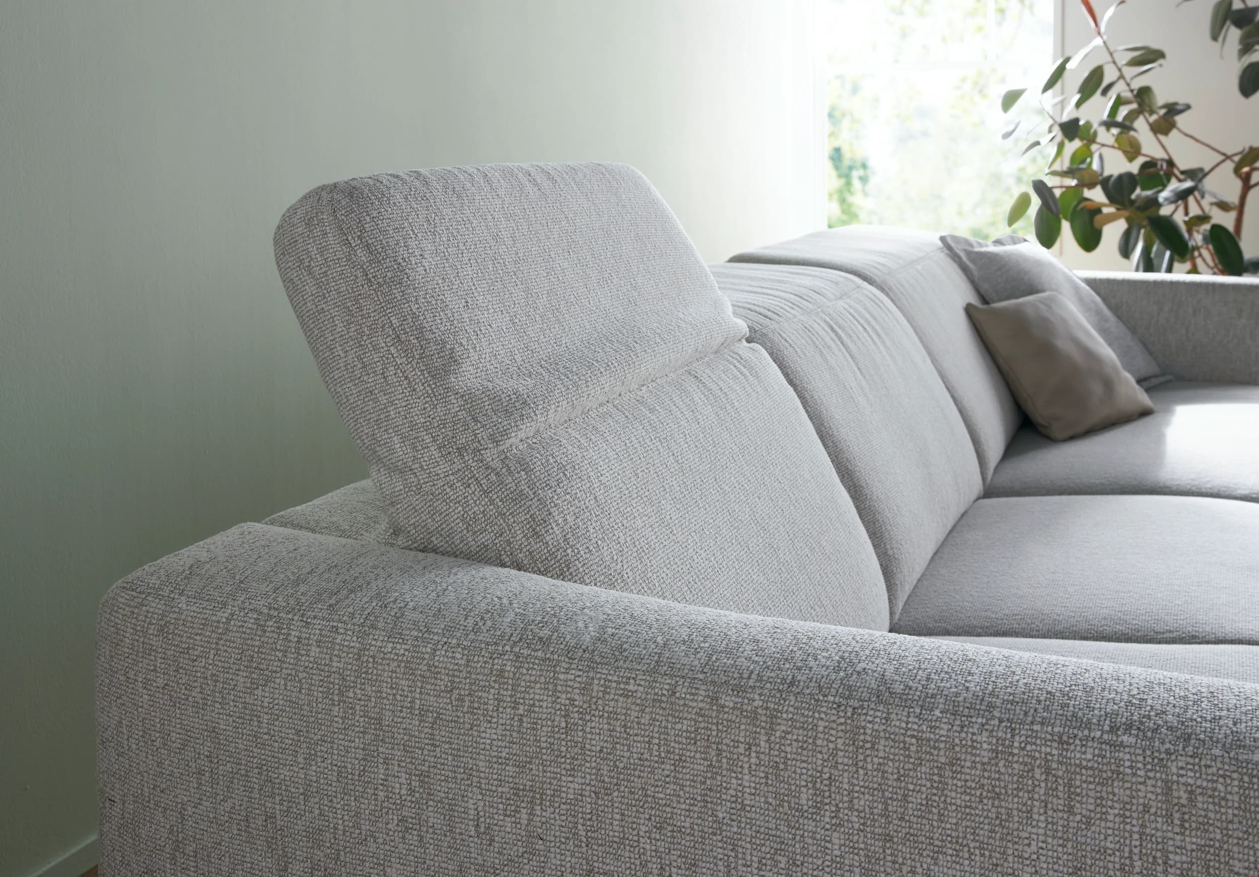 Ecksofa Rafaela 2.0 - 2,5-Sitzer mit Longchair rechts inkl. Sitzvorzug, Kopteilverstellung motorisch und Relaxfunktion motorisch im Longchair, Stoff, Champagner