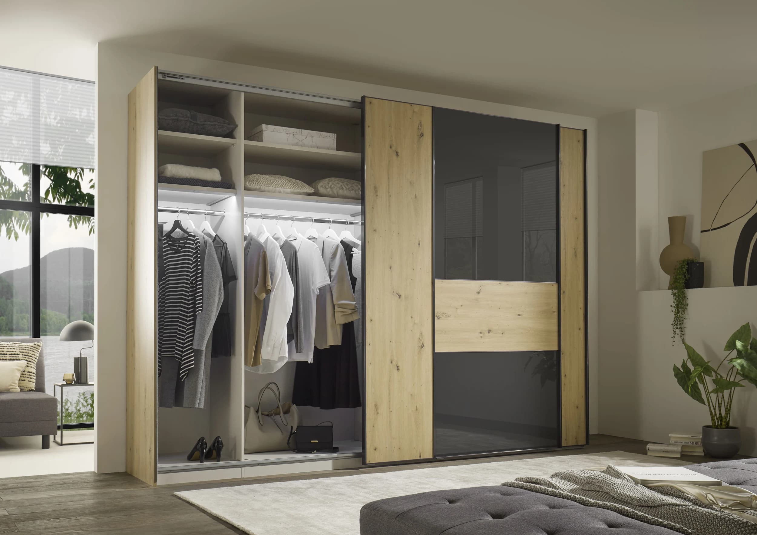 Schwebetürenschrank - mittig Anthrazitglas, B. ca. 298 cm, Dekor Artisan Eiche